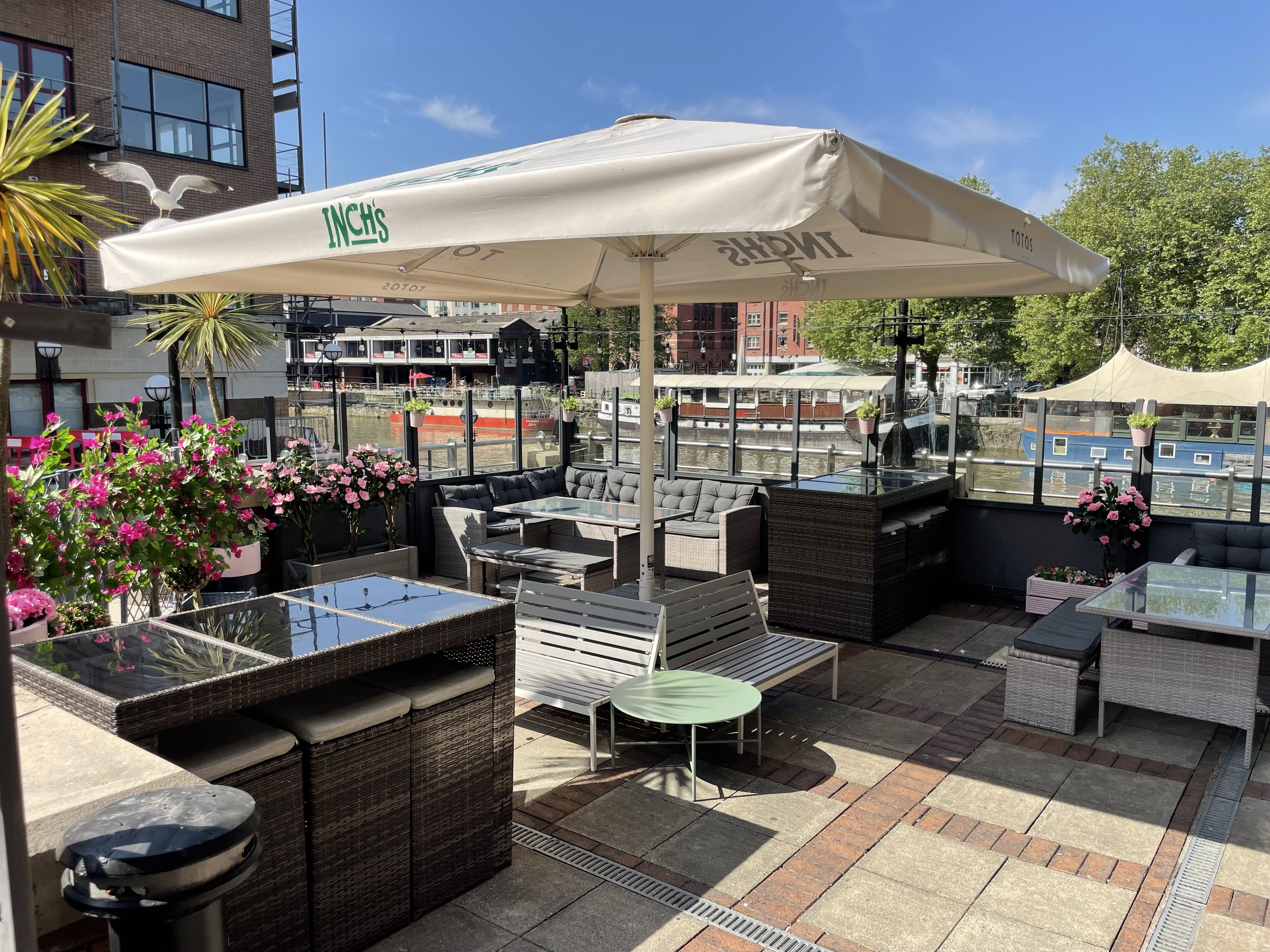 Private Lounge Bar & Gated Roof Terrace 7