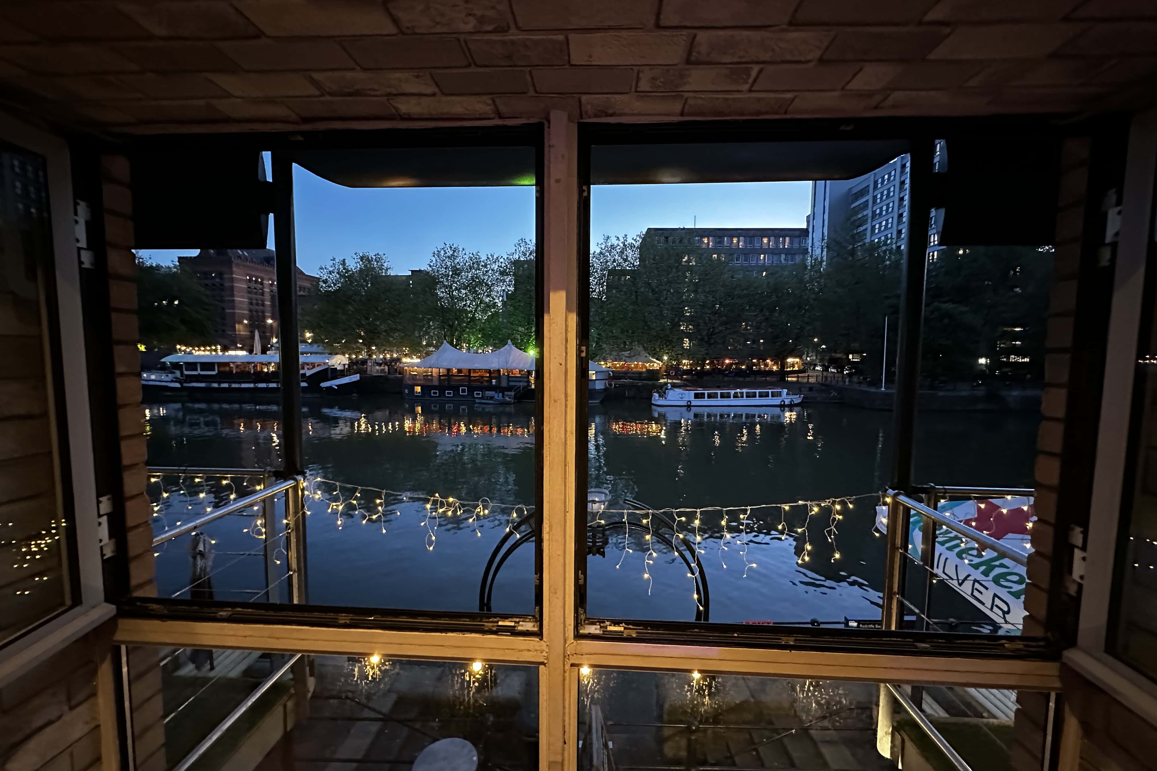 Private Lounge Bar & Gated Roof Terrace 10