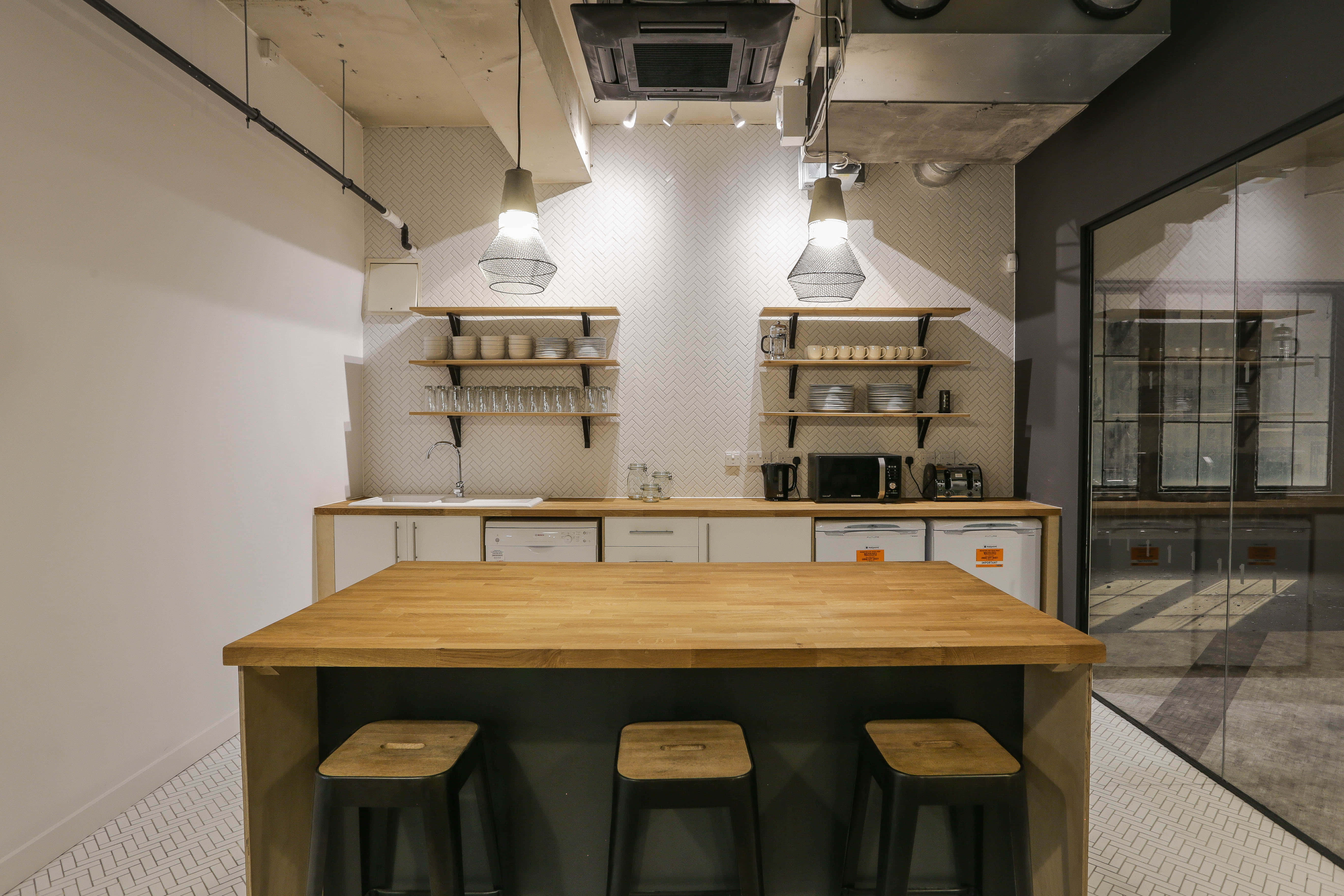 Meeting room for 4 people (MR1) 2