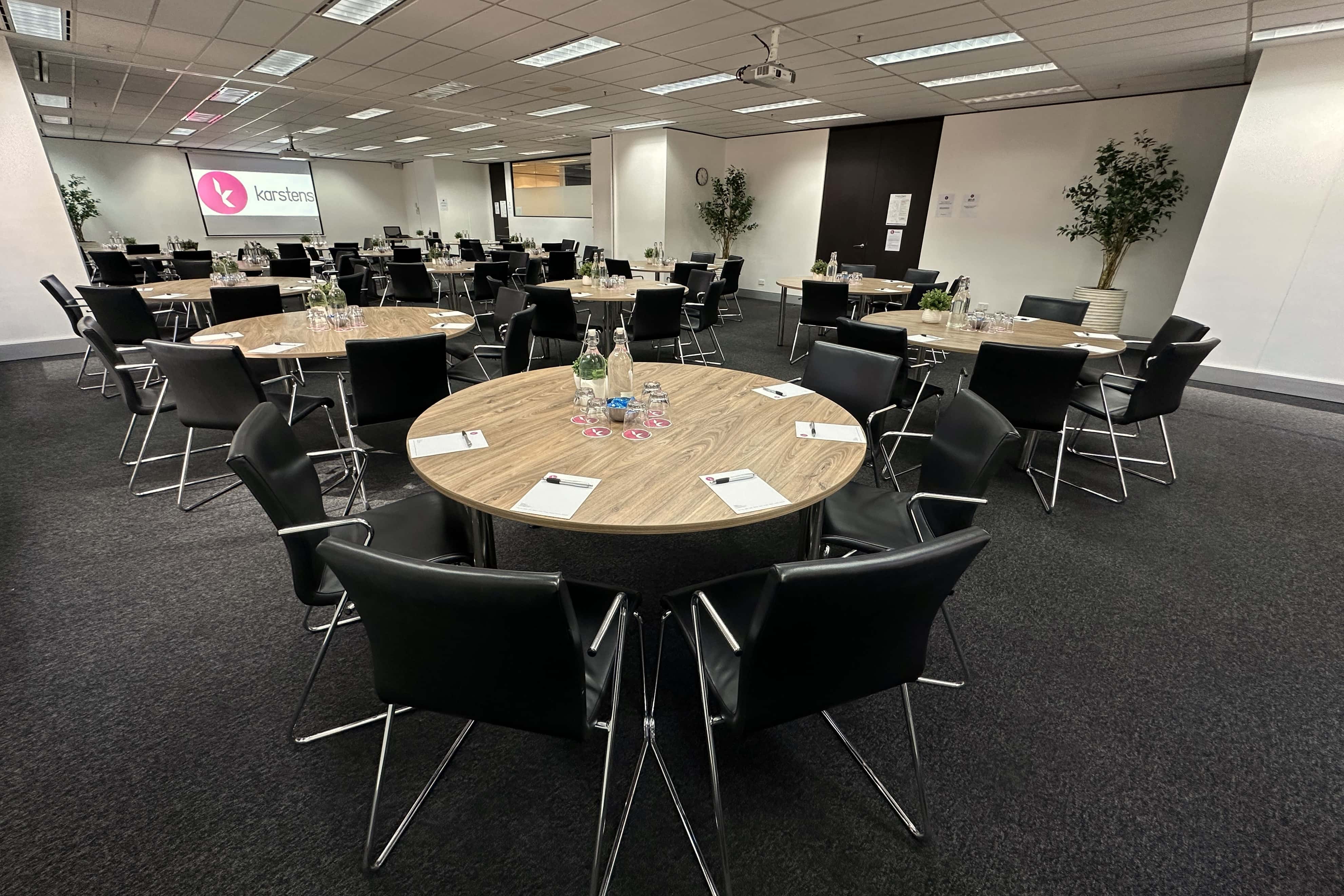 Extra Large Room 3D tour