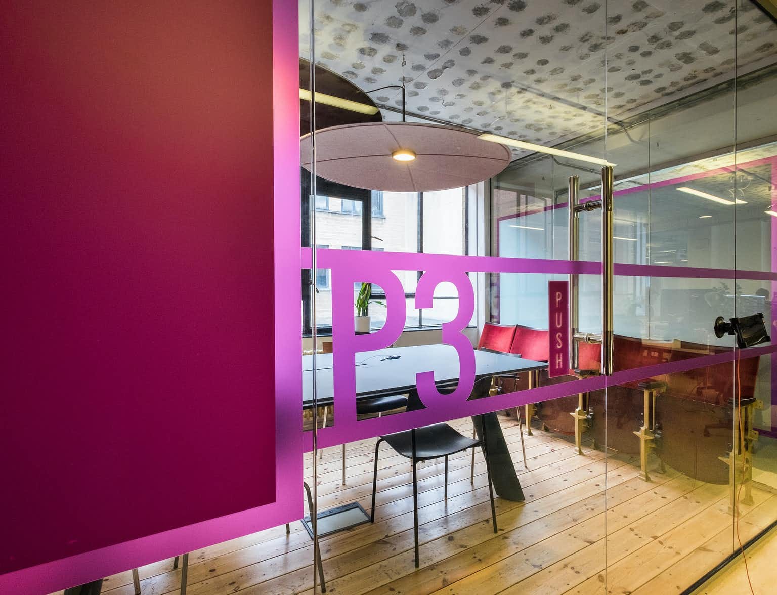 Meeting room for up to 8 people 4