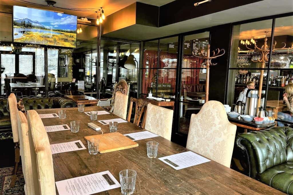 MAIN BAR & RESTAURANT 8