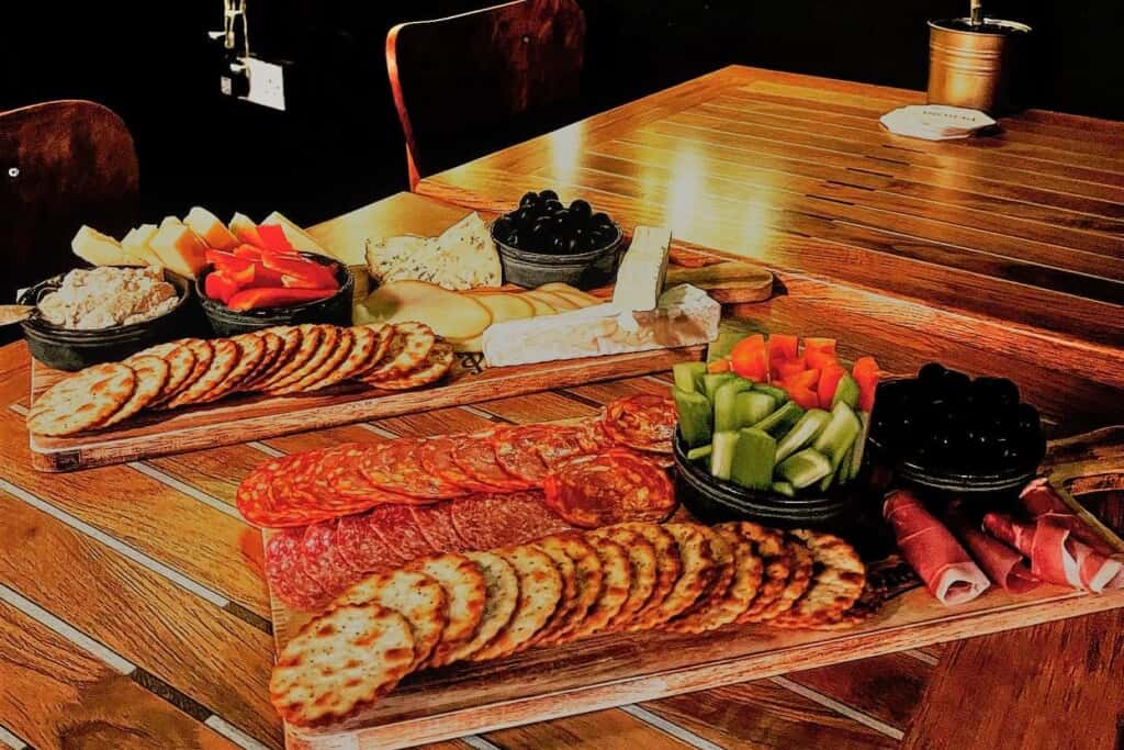 MAIN BAR & RESTAURANT 9