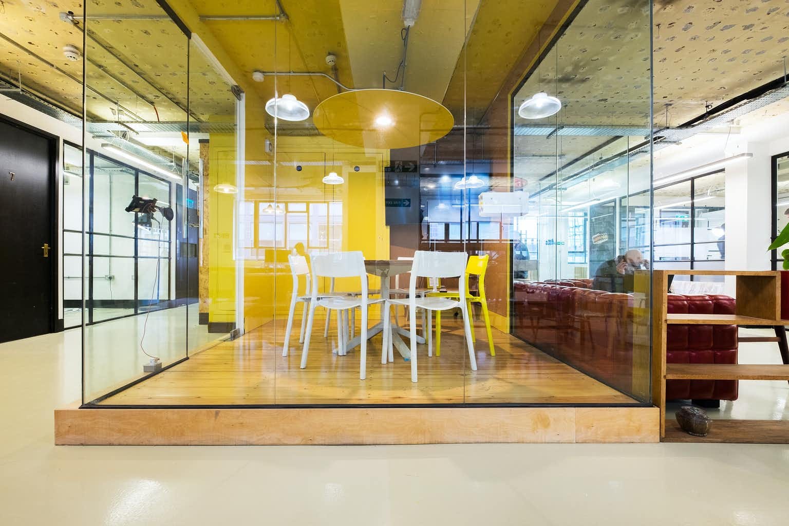 Meeting room for up to 4 people 0