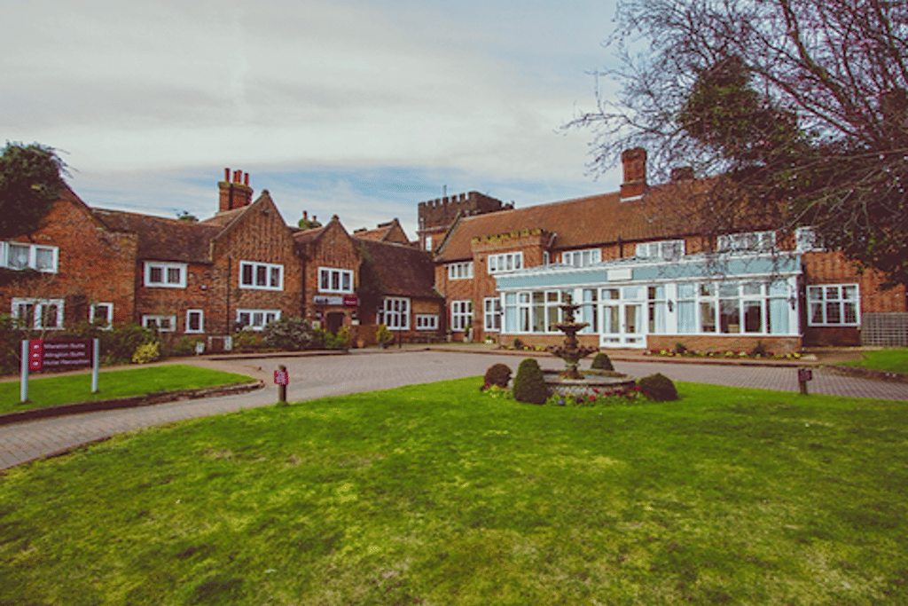 Lytton's Restaurant 0