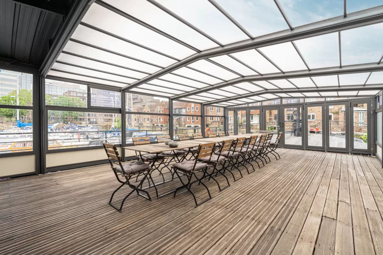 Stunning boathouse in St Katharine Docks 7