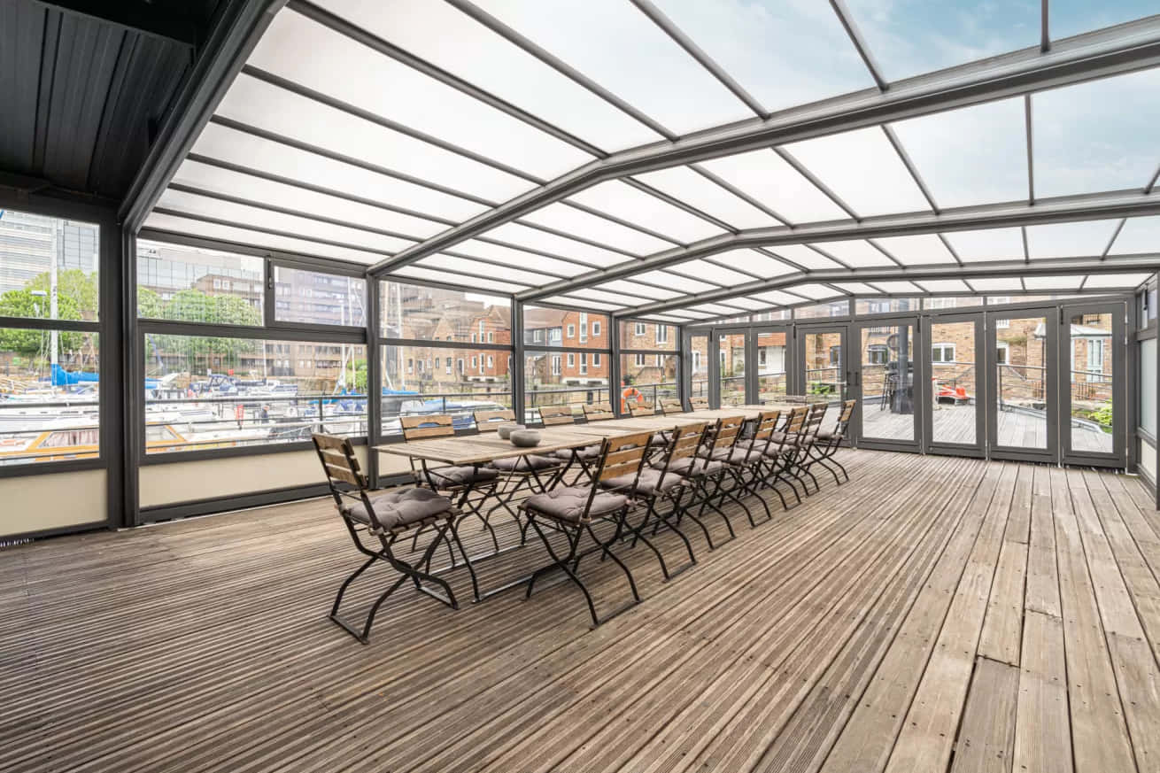 Stunning boathouse in St Katharine Docks 7