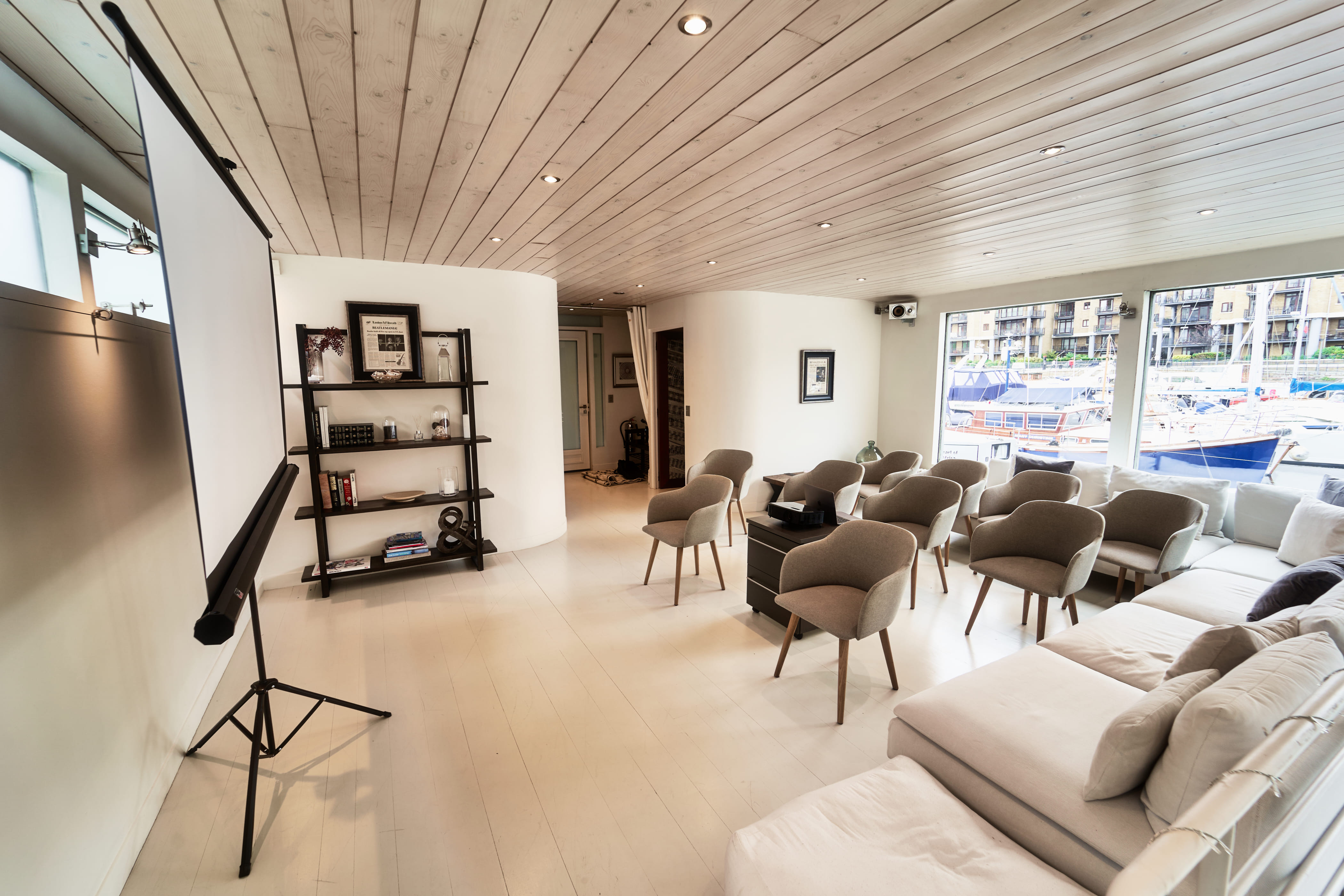 Stunning boathouse in St Katharine Docks 3