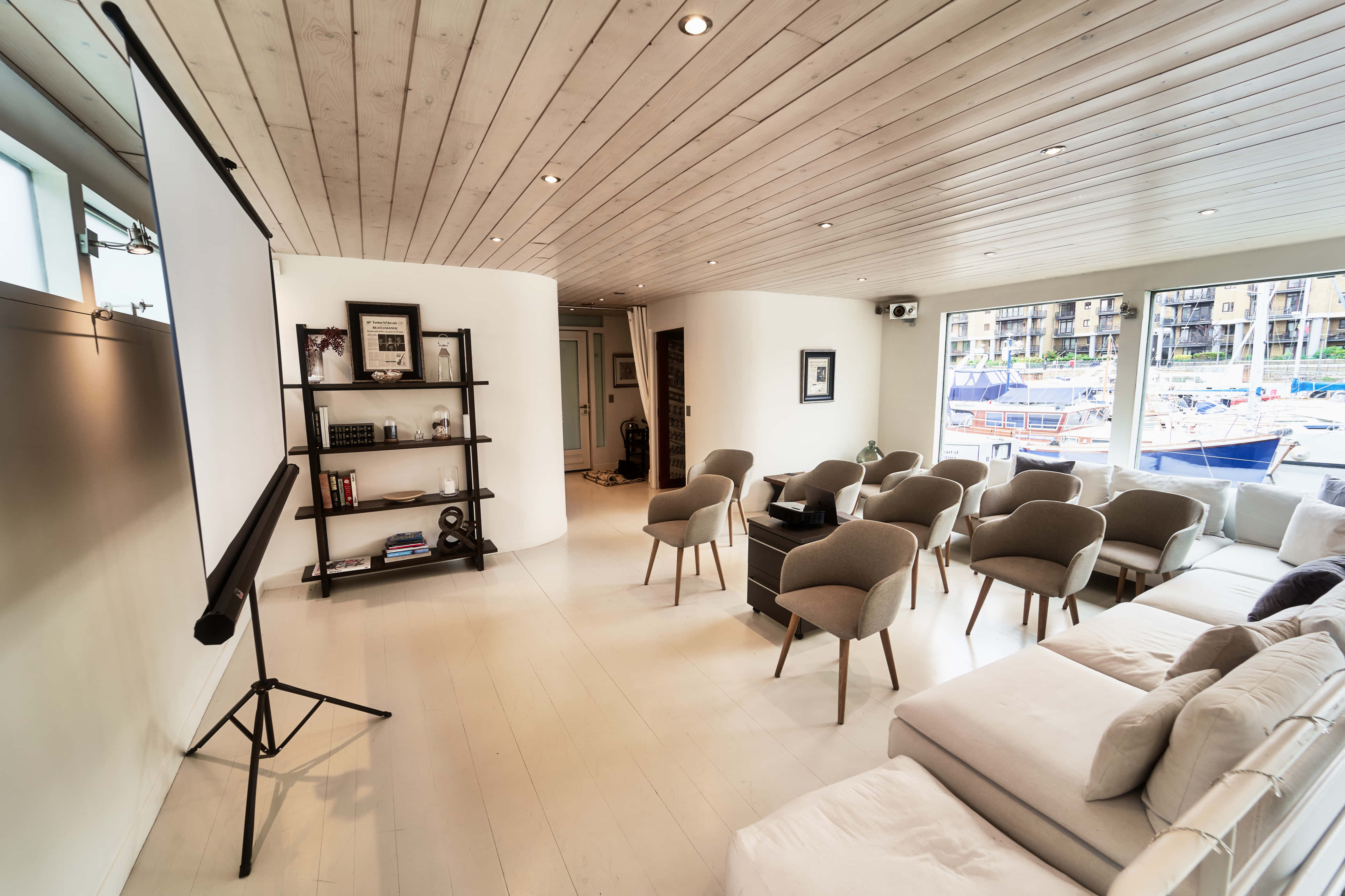 Stunning boathouse in St Katharine Docks 3