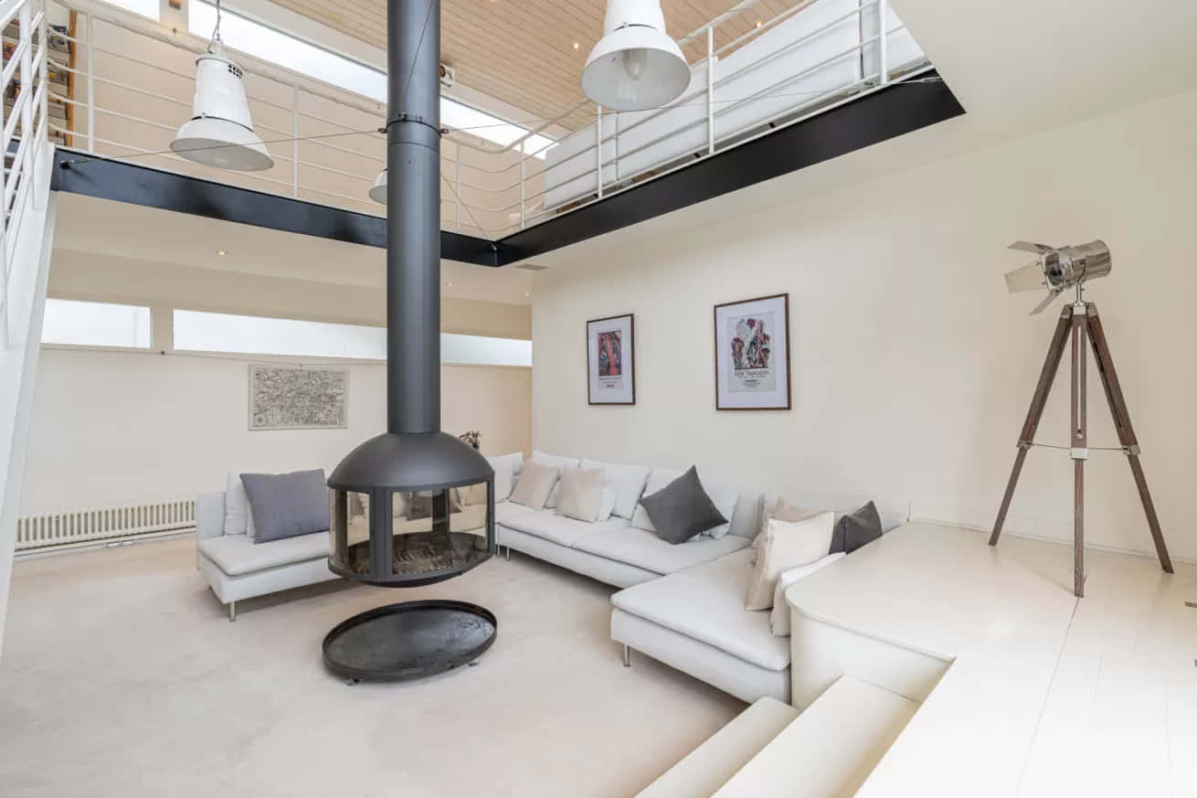 Stunning boathouse in St Katharine Docks 6