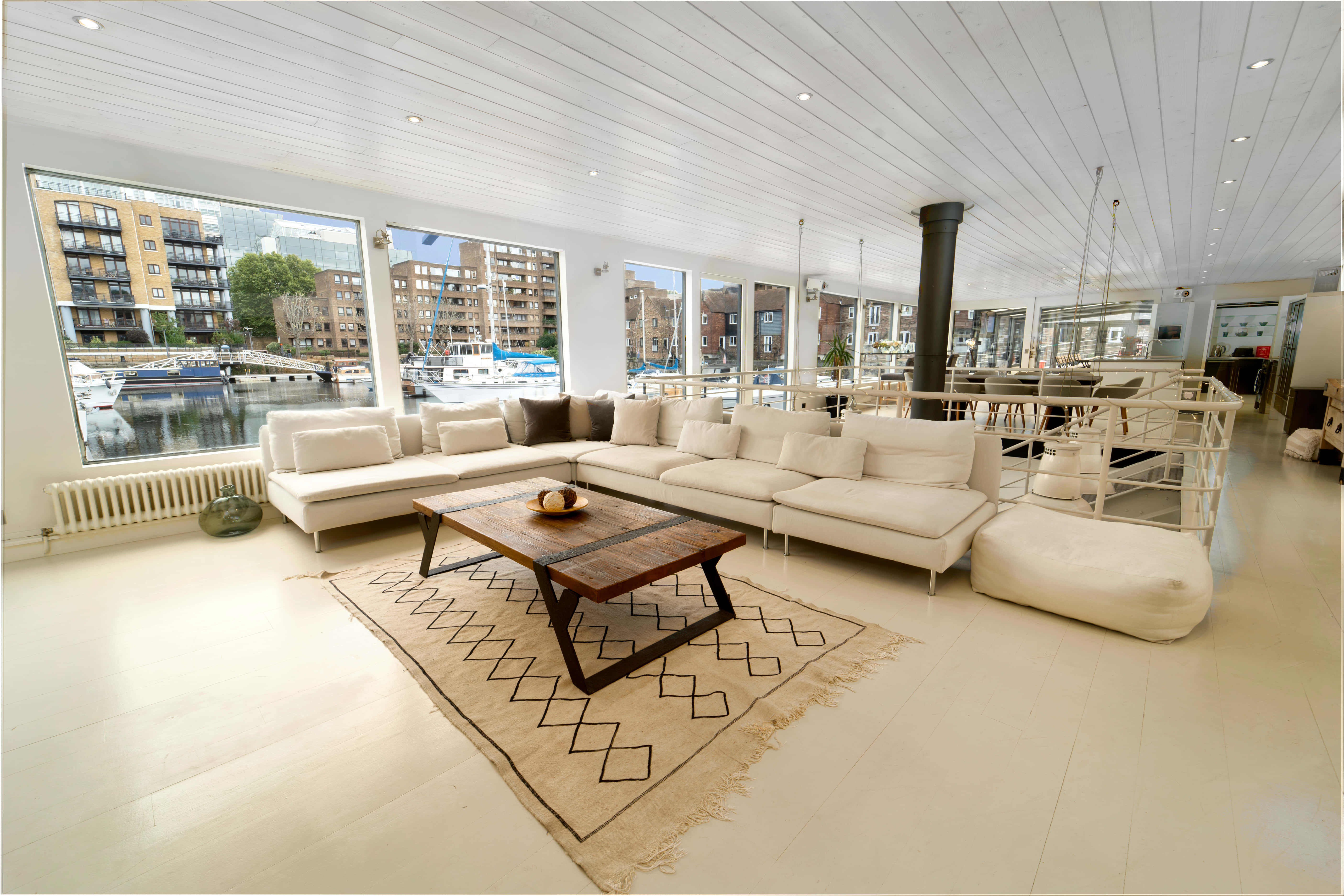 Stunning boathouse in St Katharine Docks 5