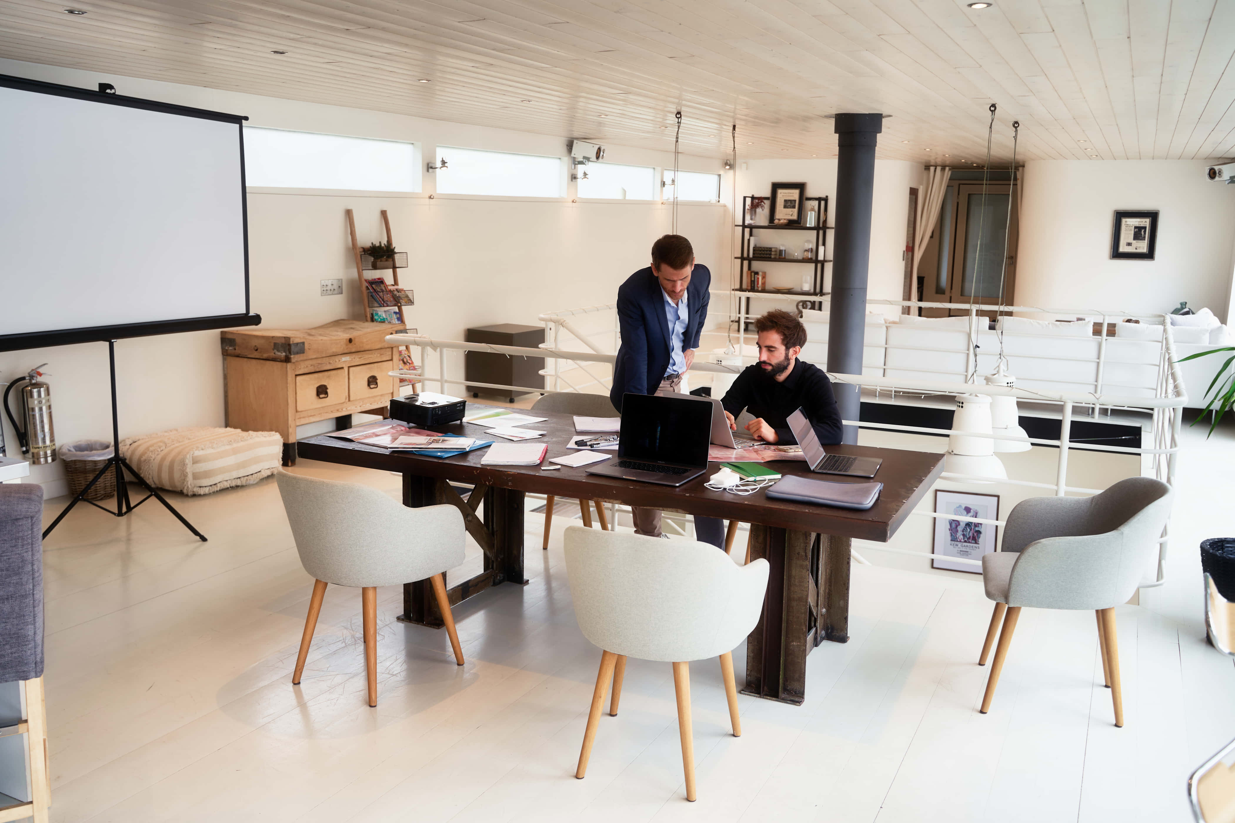 Stunning boathouse in St Katharine Docks 4