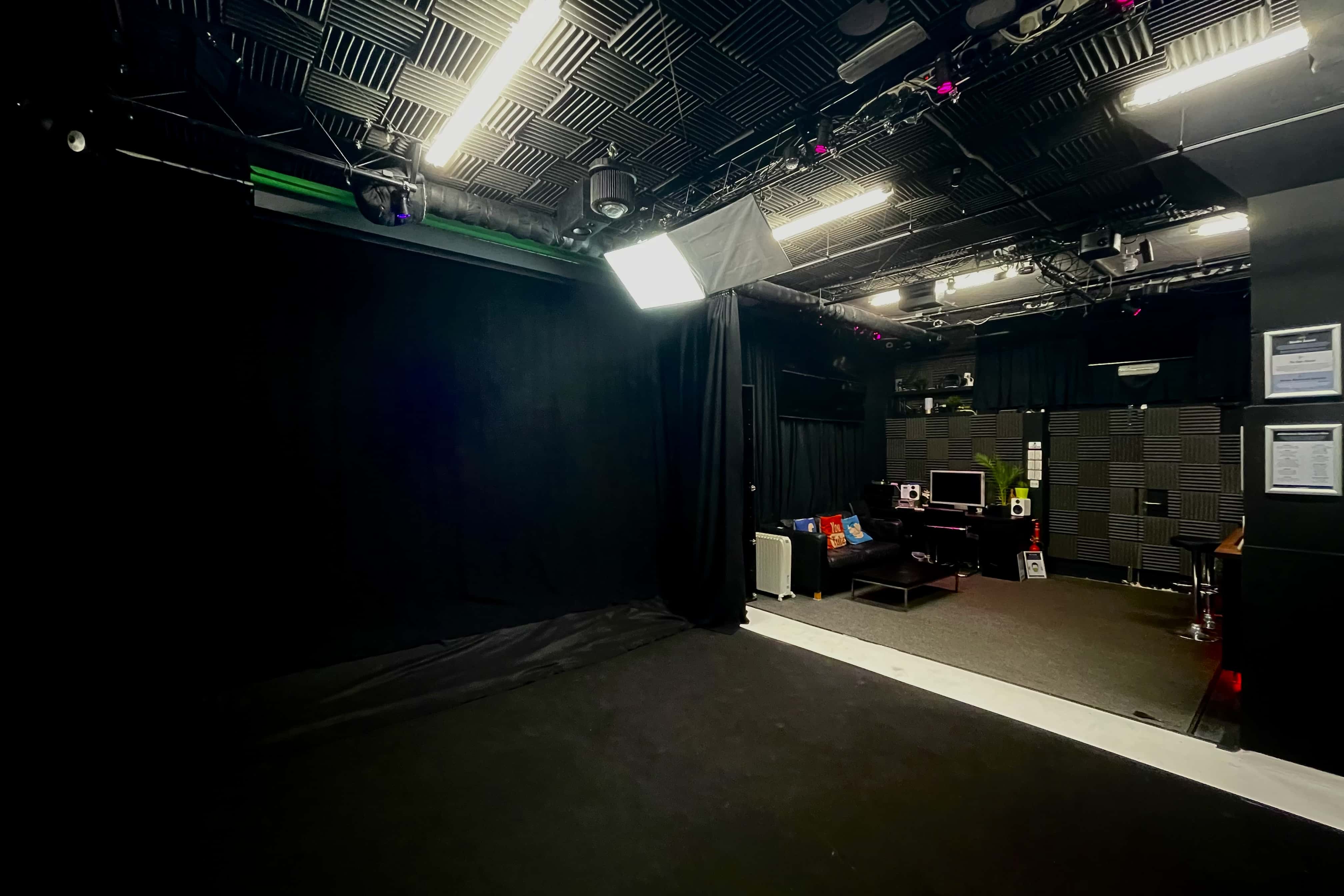 Studio One | 360˚ Black-out Stage 1