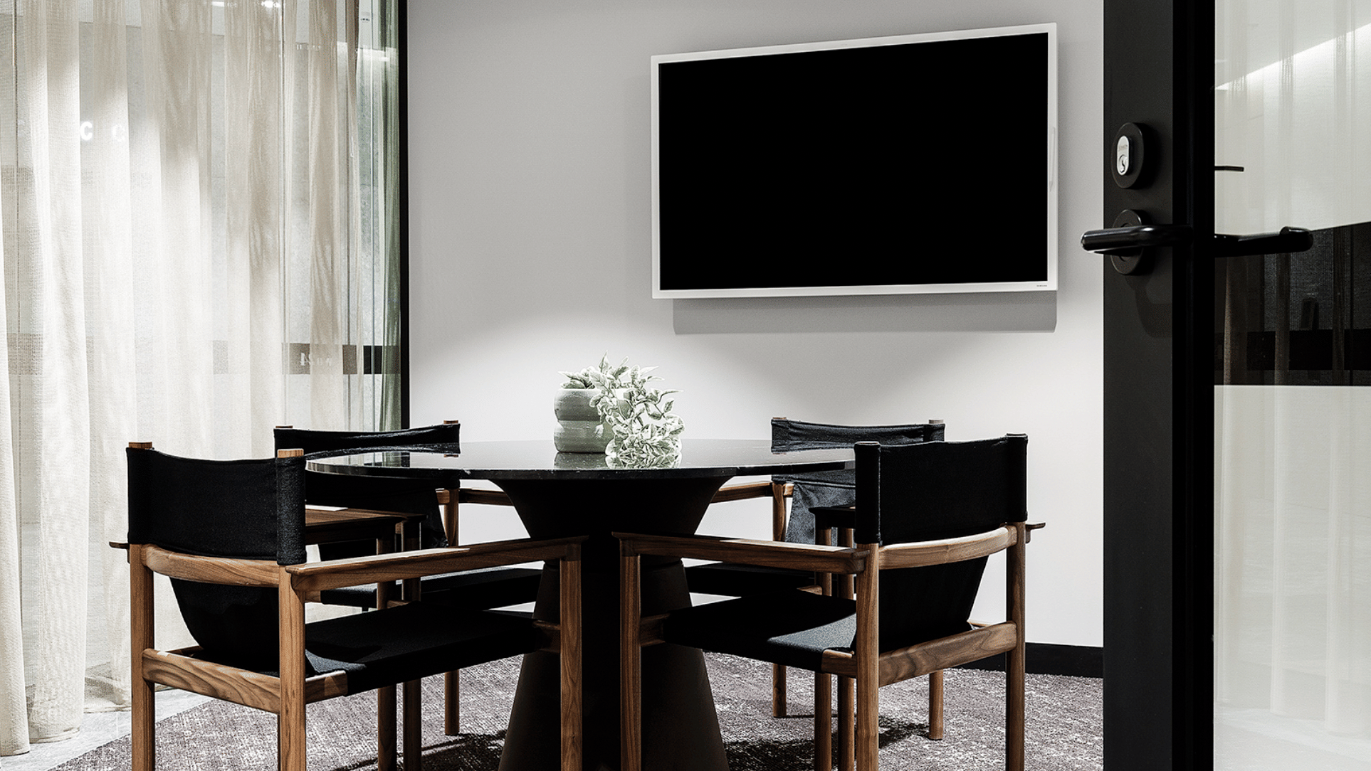 TI - Discussion Room