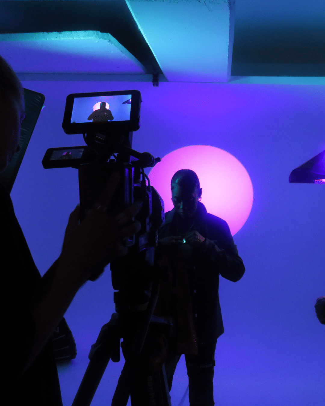 Photography & Video infinity cove studio with private green room 6