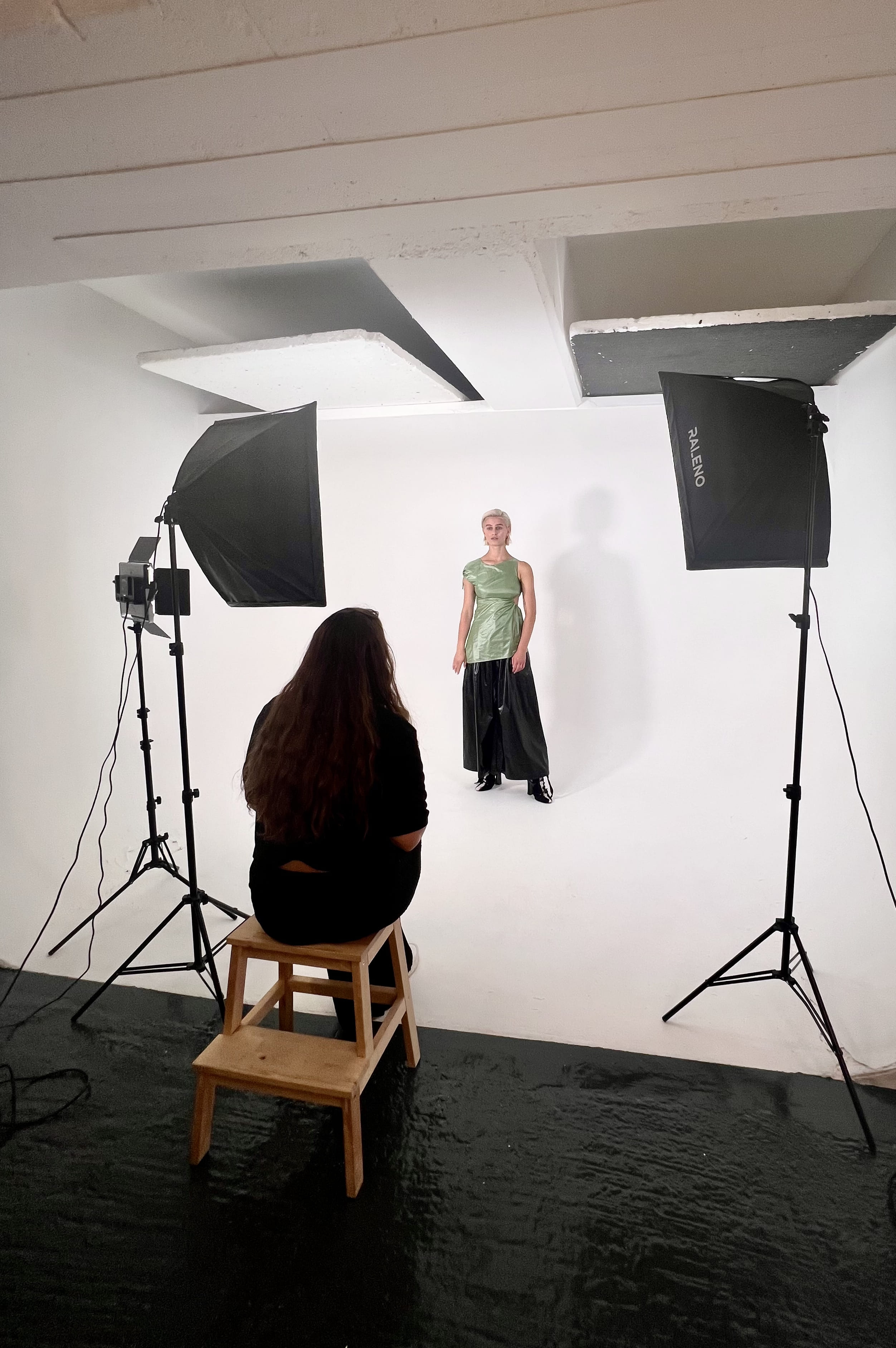 Photography & Video infinity cove studio with private green room 0