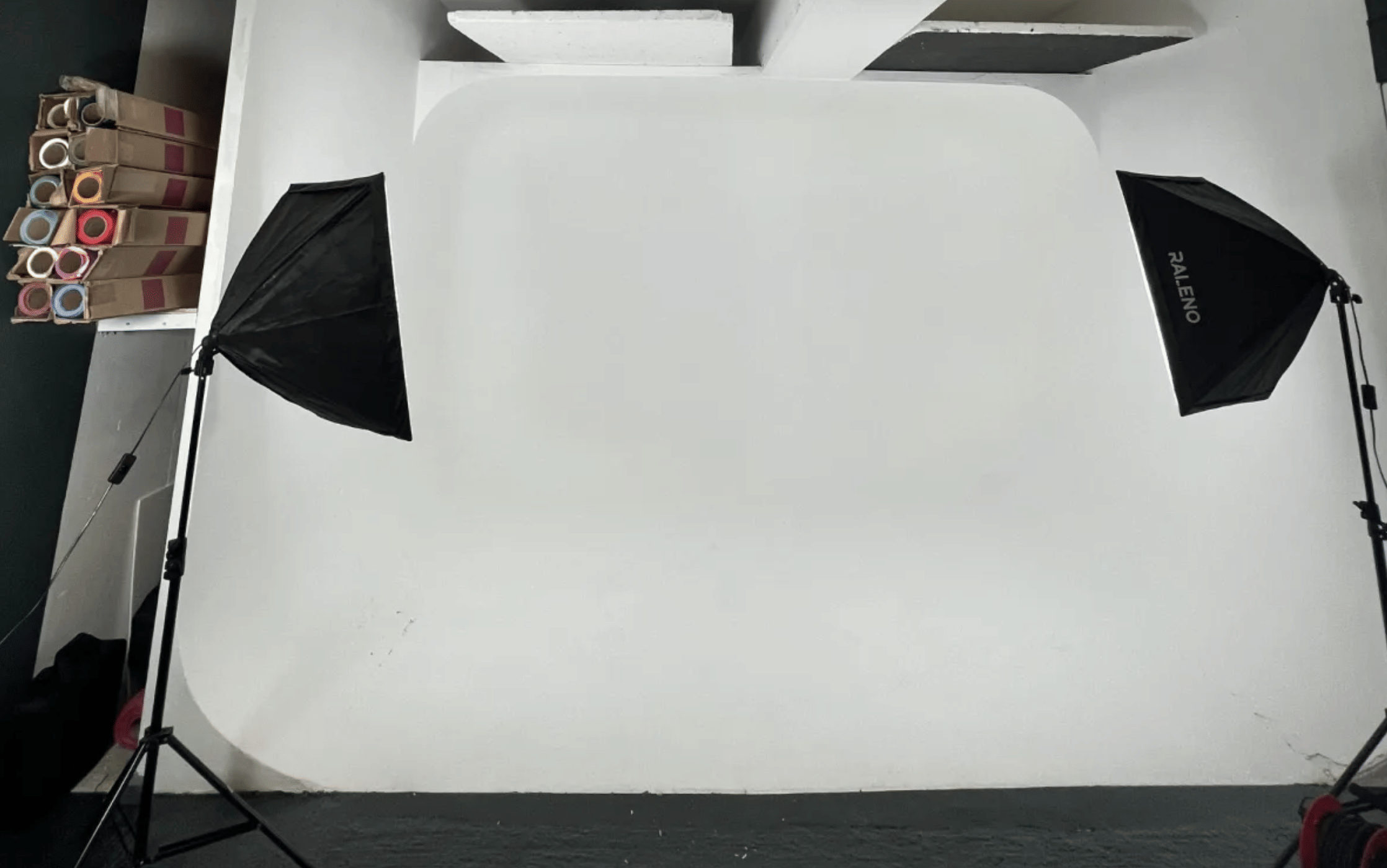 Photography & Video infinity cove studio with private green room 1