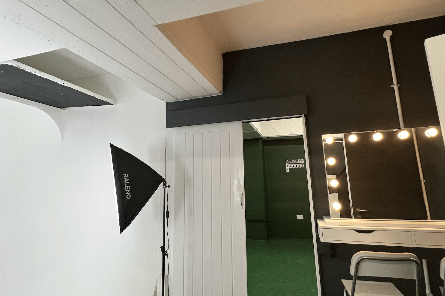 Photography & Video infinity cove studio with private green room 5