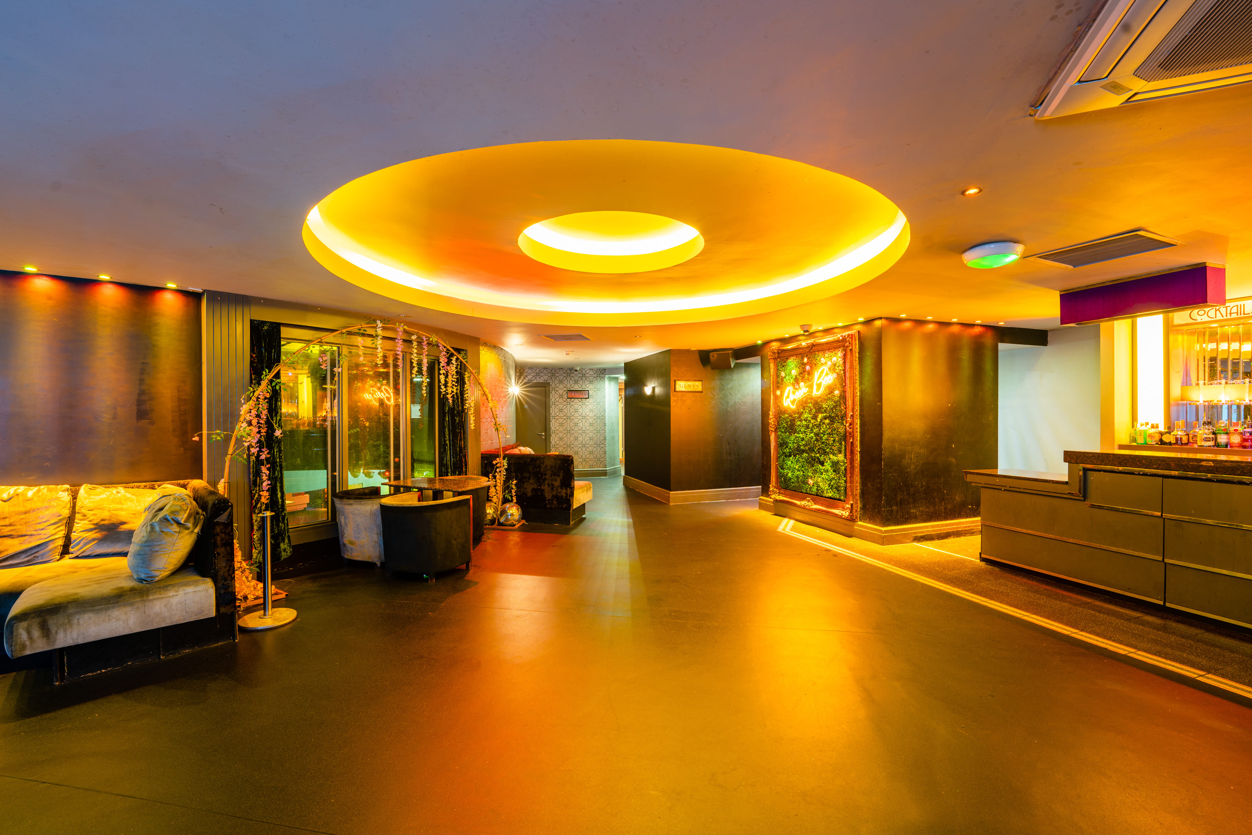 Lounge & Bar: Capacity 60