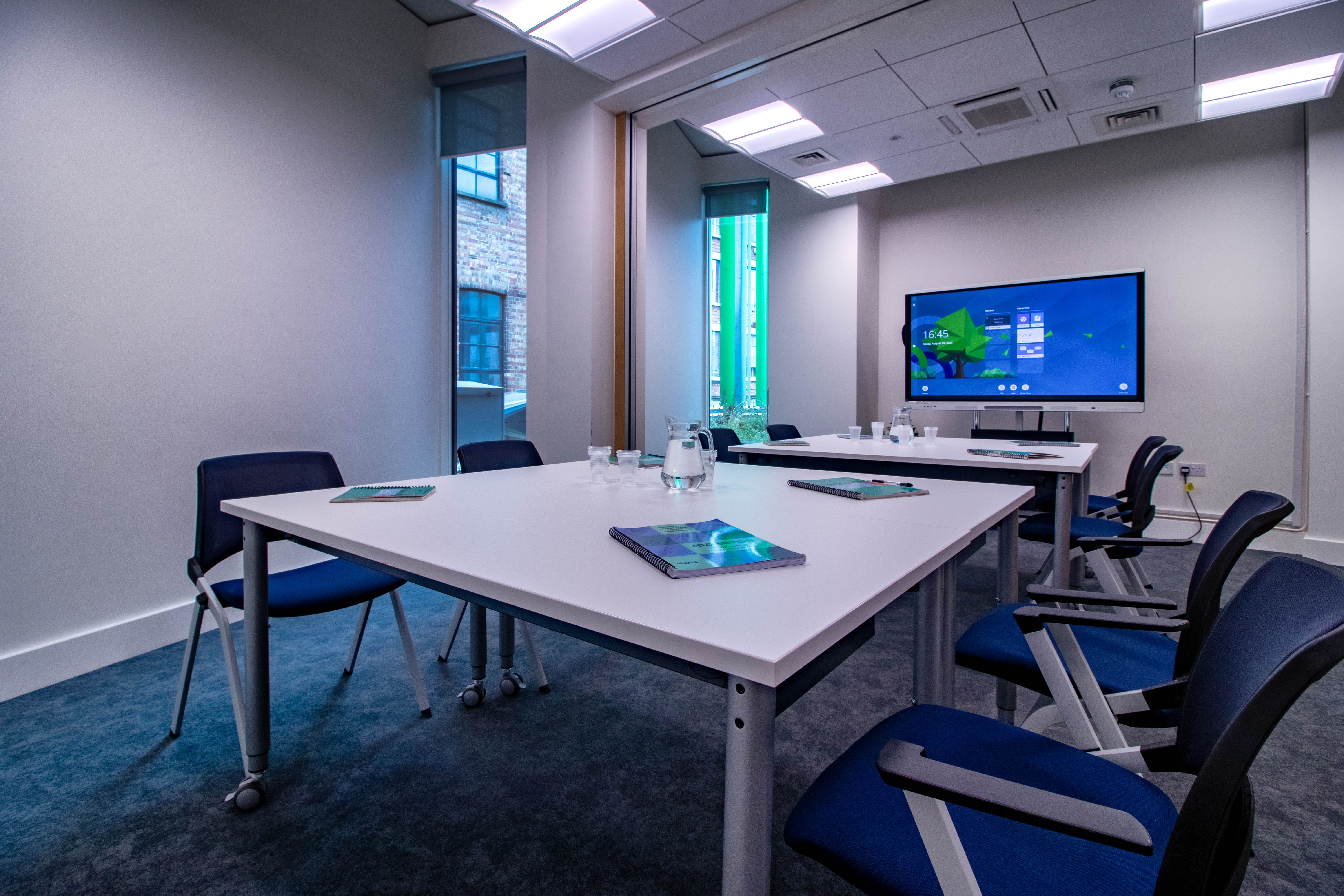 Modern, professional Meeting room 2