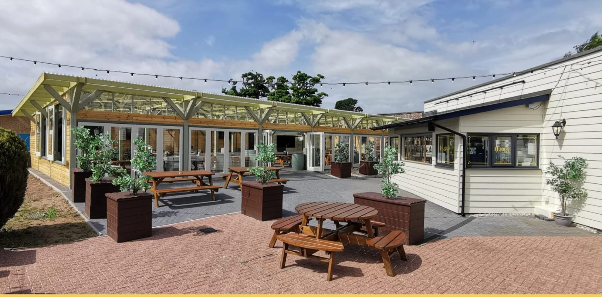 Hugo's bar & Pavillion