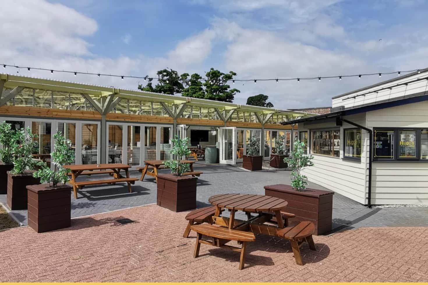 Hugo's bar & Pavillion 0