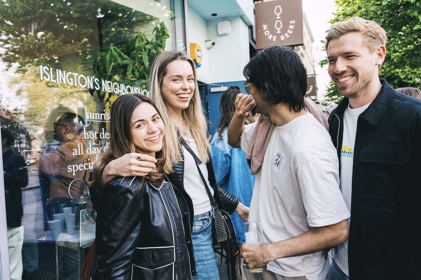 Cosy Living Room & Cocktail Bar 36