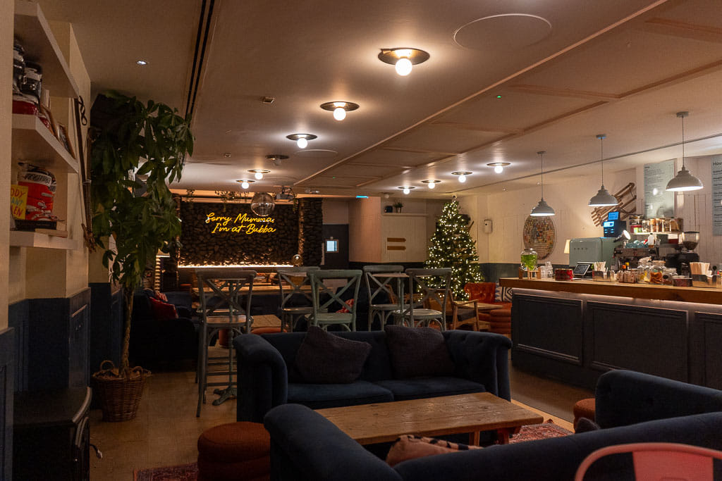 Cosy Living Room & Cocktail Bar  26