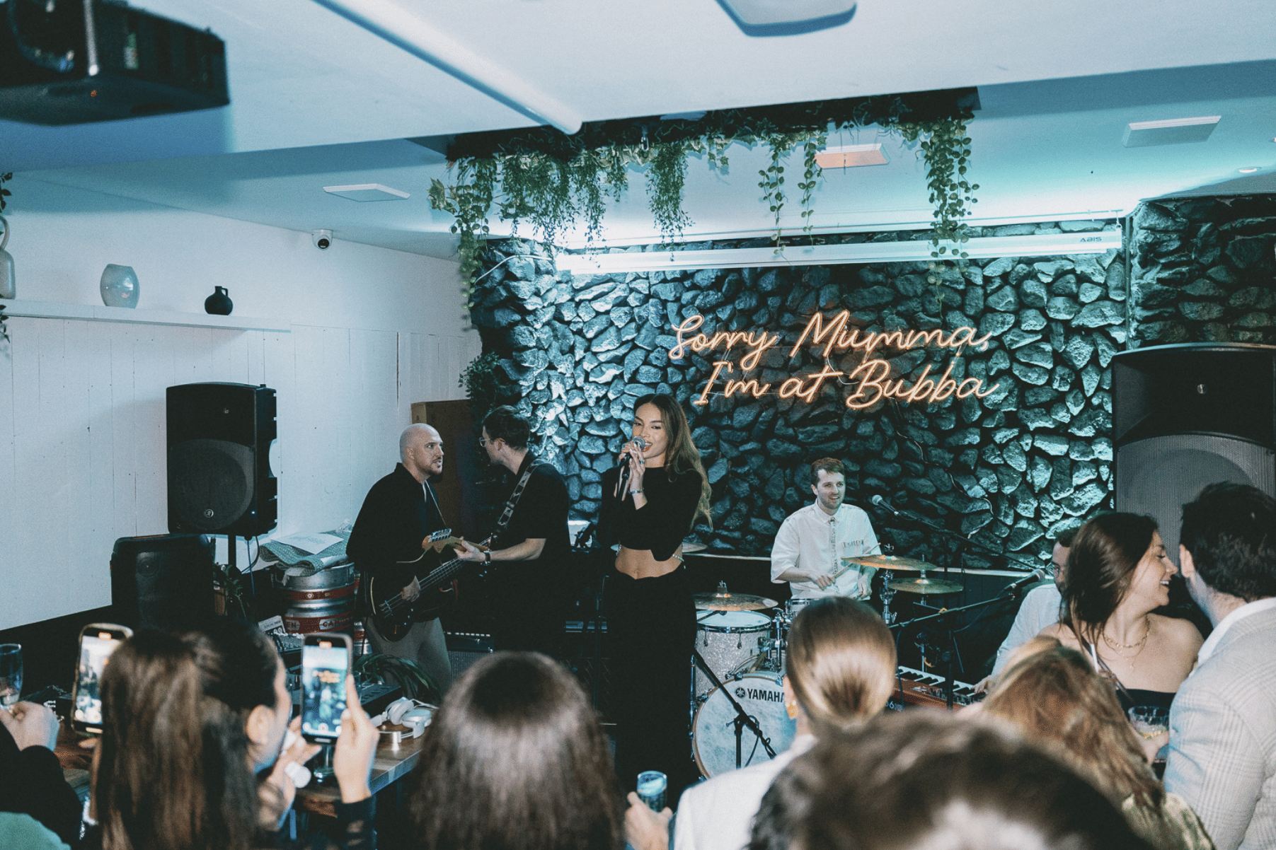 Cosy Living Room & Cocktail Bar 3