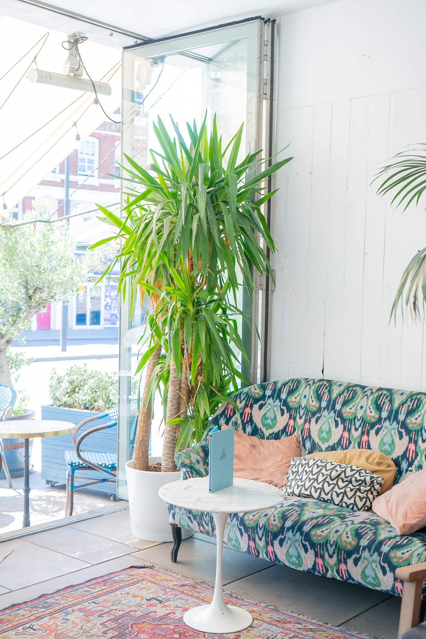 Cosy Living Room & Cocktail Bar  12