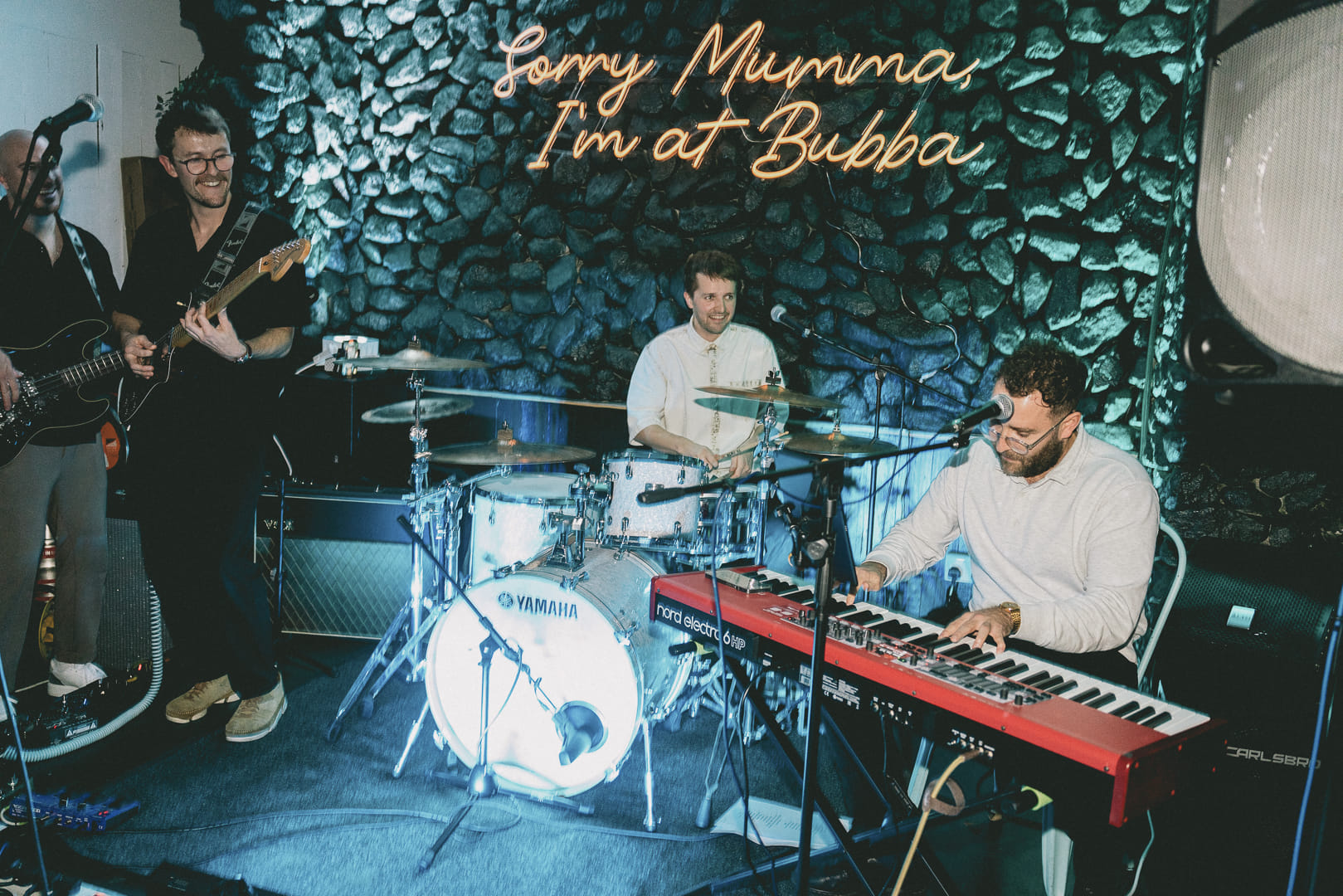 Cosy Living Room & Cocktail Bar  19