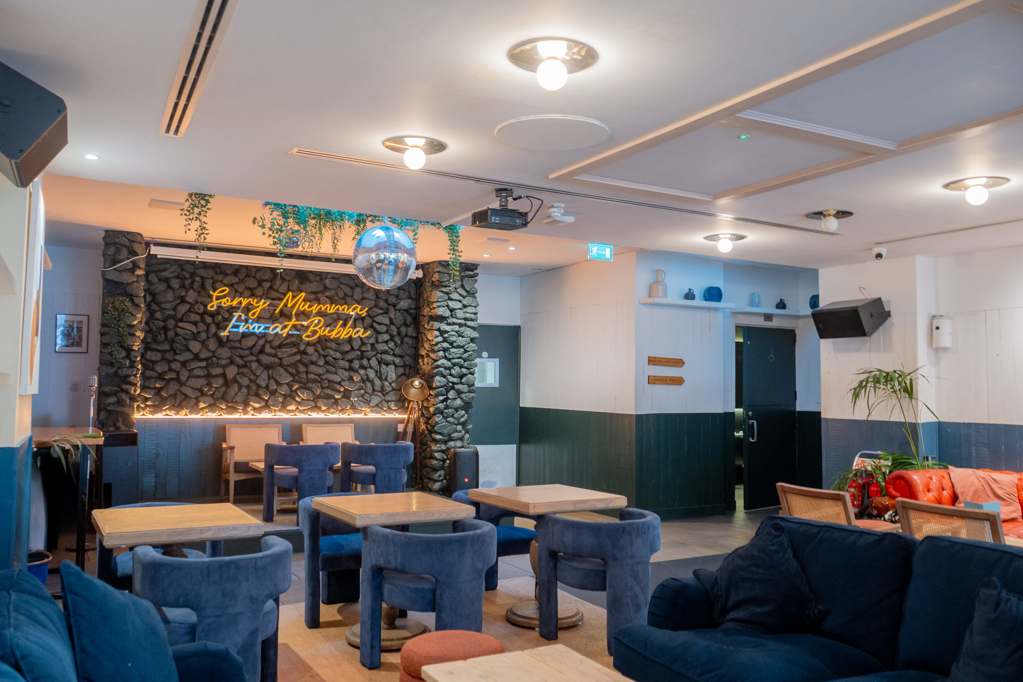 Cosy Living Room & Cocktail Bar  17