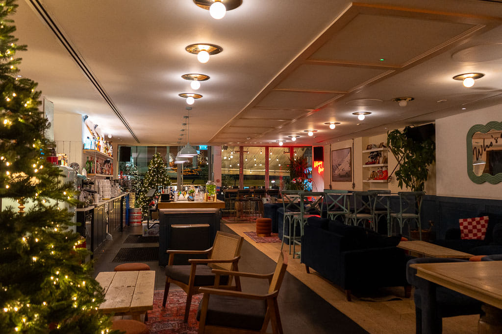 Cosy Living Room & Cocktail Bar  30