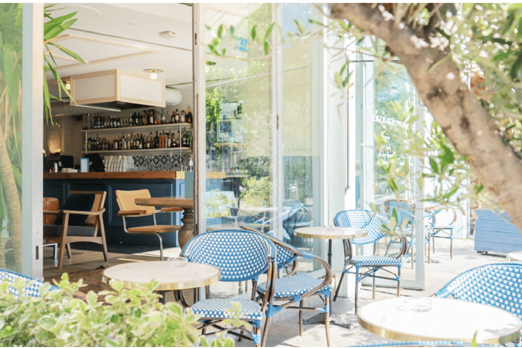 Cosy Living Room & Cocktail Bar 4