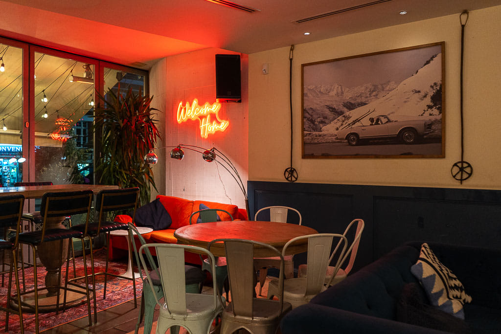 Cosy Living Room & Cocktail Bar  27