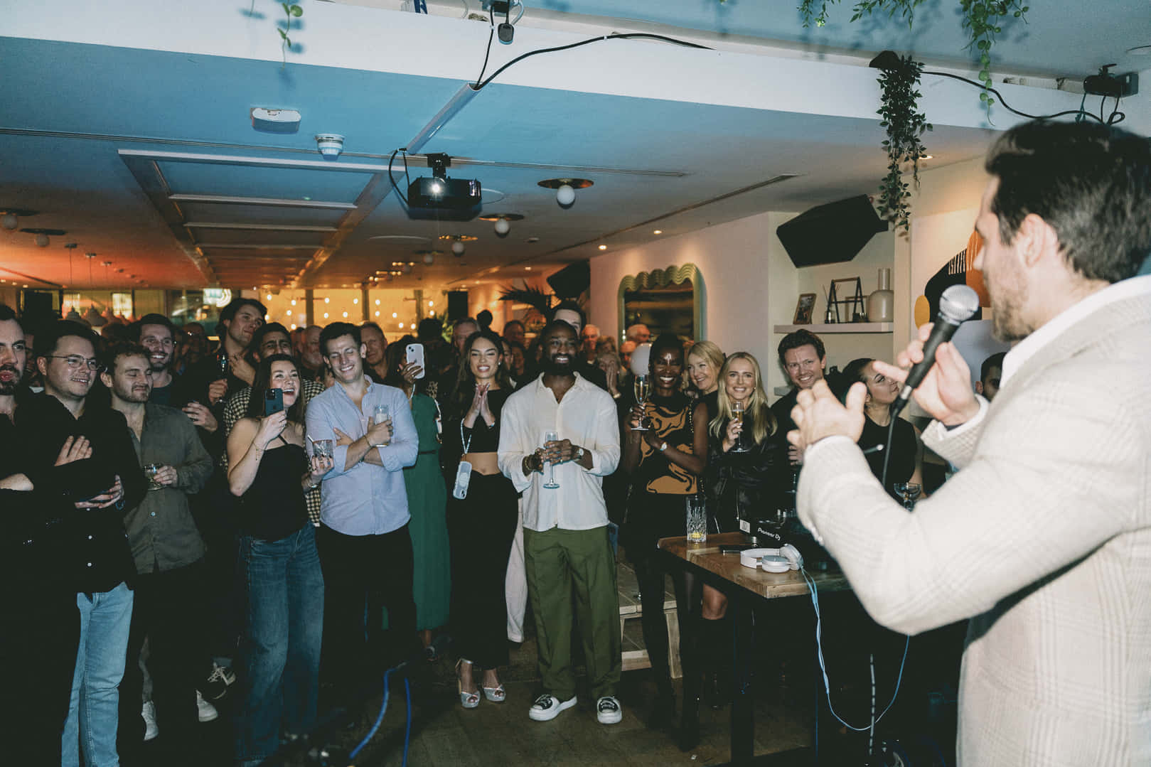 Cosy Living Room & Cocktail Bar 10