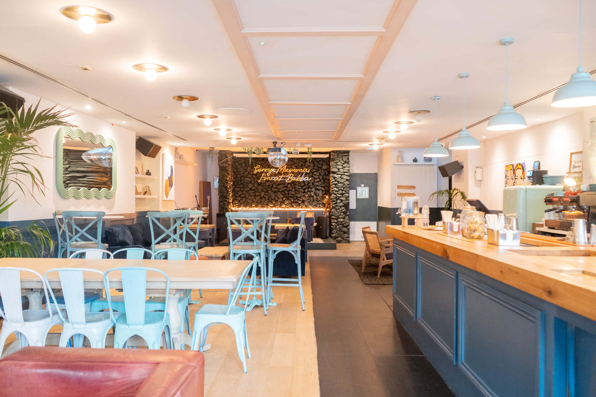 Cosy Living Room & Cocktail Bar 6