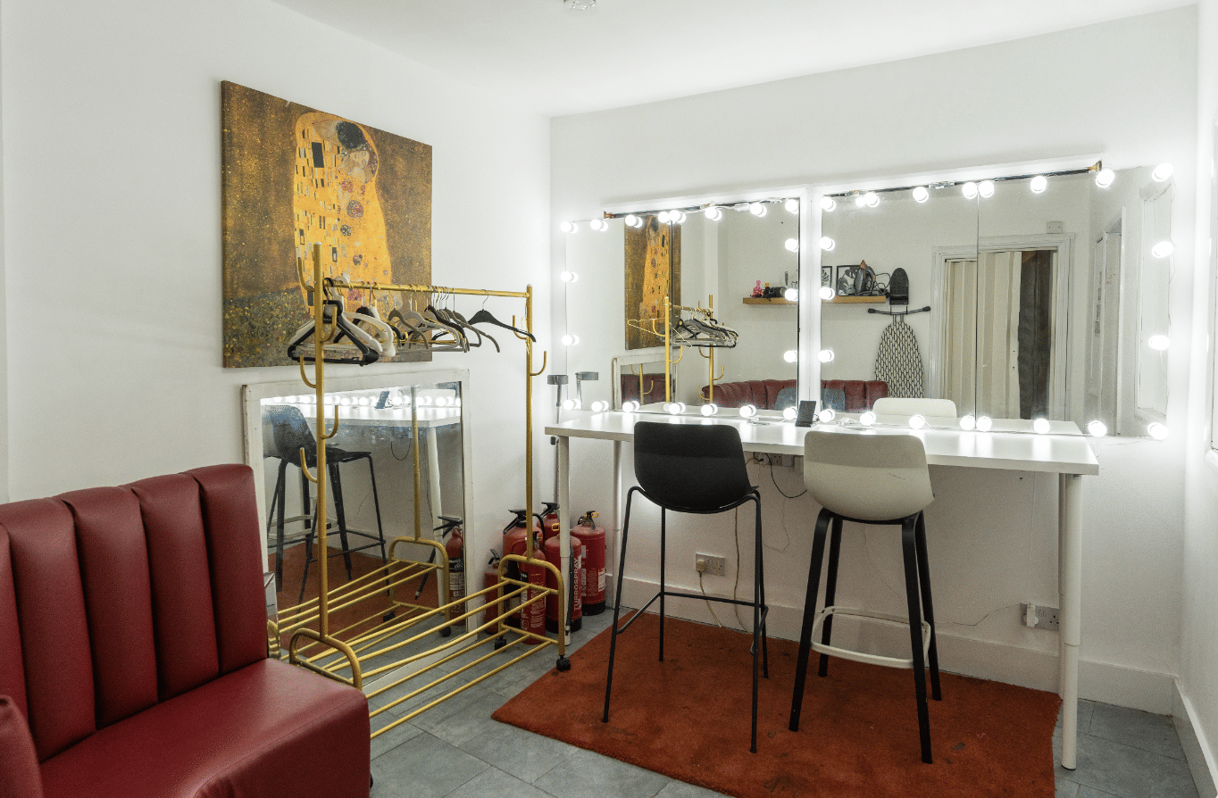 6 Degrees Studio  10