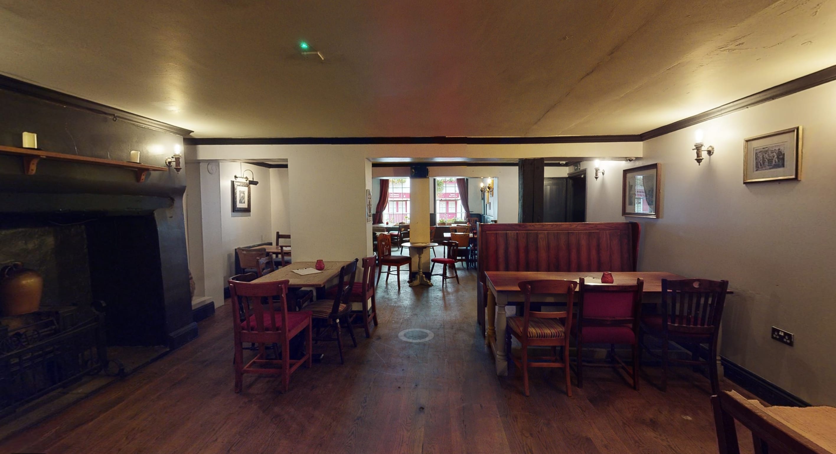 The Famous Royal Navy Volunteer - Main bar  4