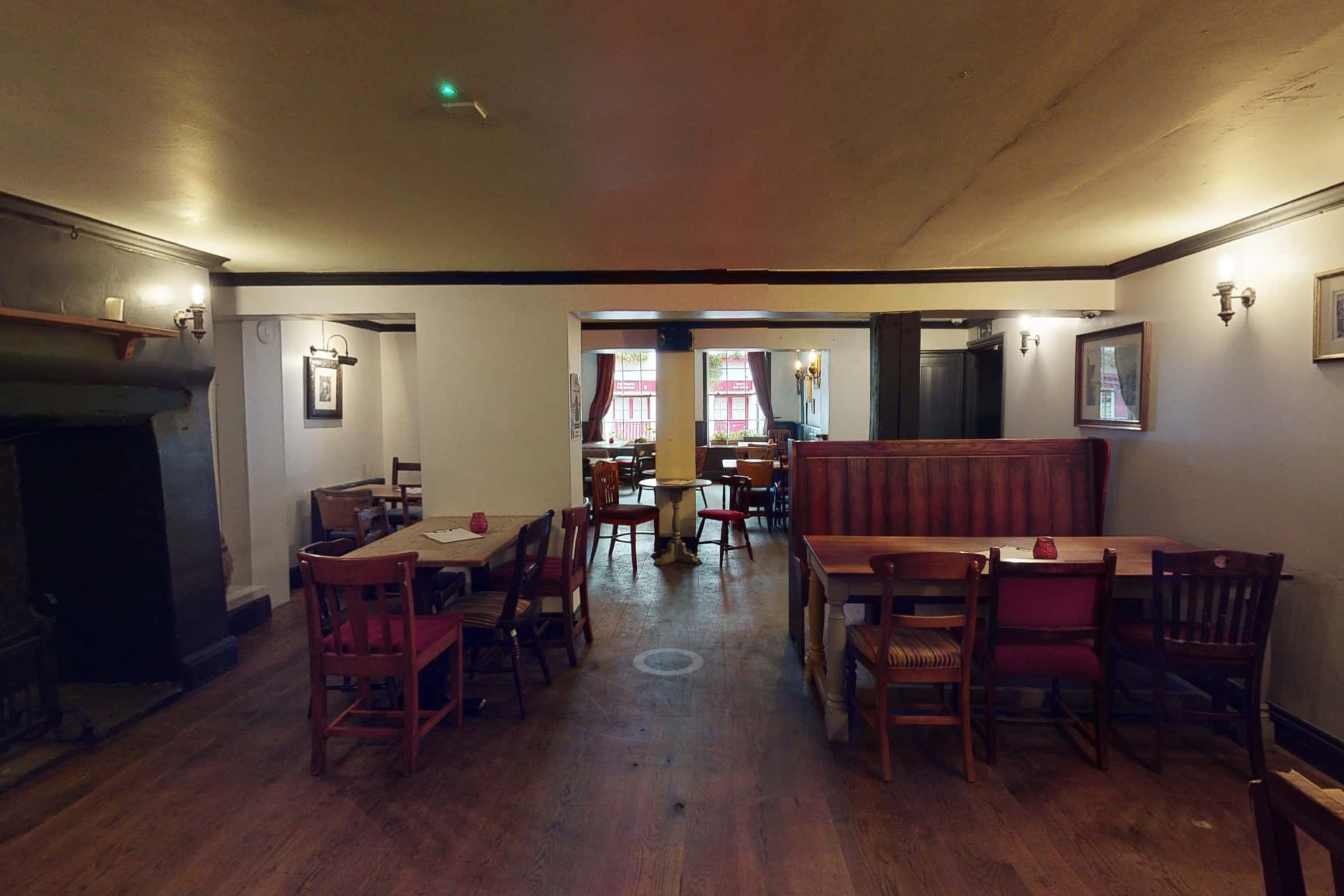 The Famous Royal Navy Volunteer - Restaurant 2