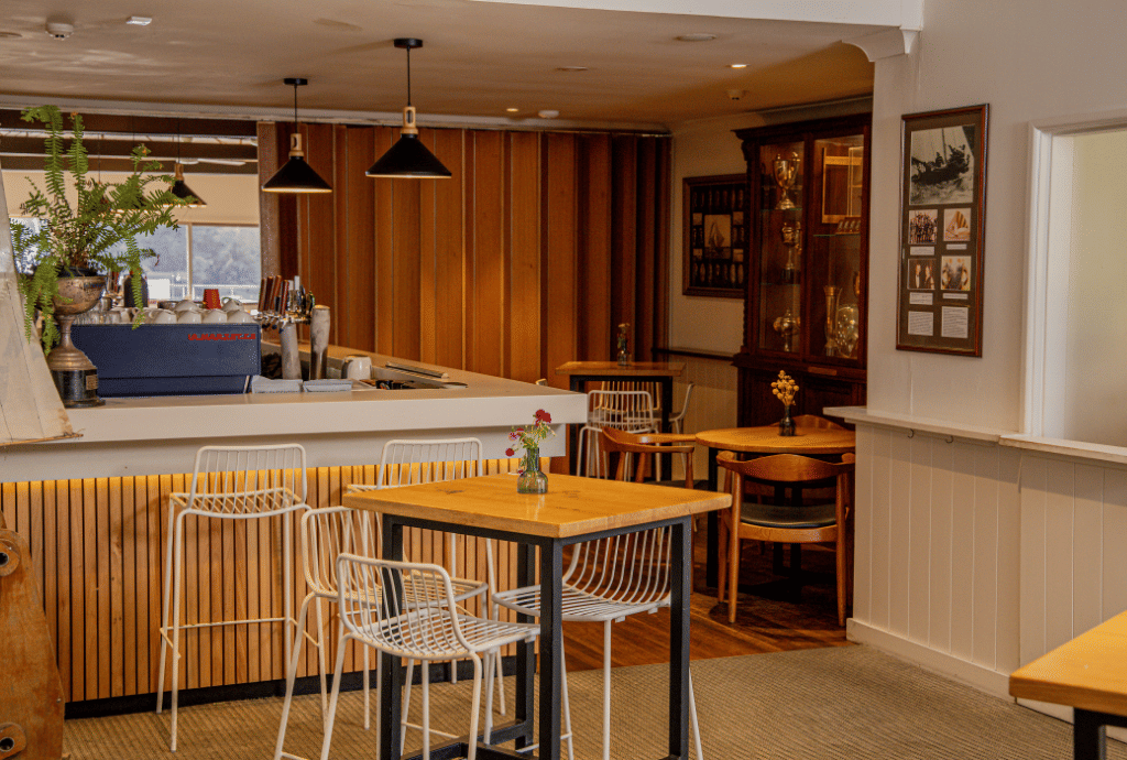 Saloon Bar – Stylish Breakout Space 5