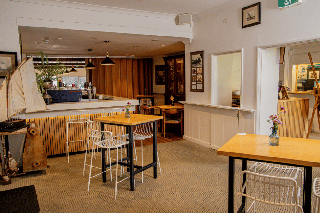 Saloon Bar – Stylish Breakout Space 6