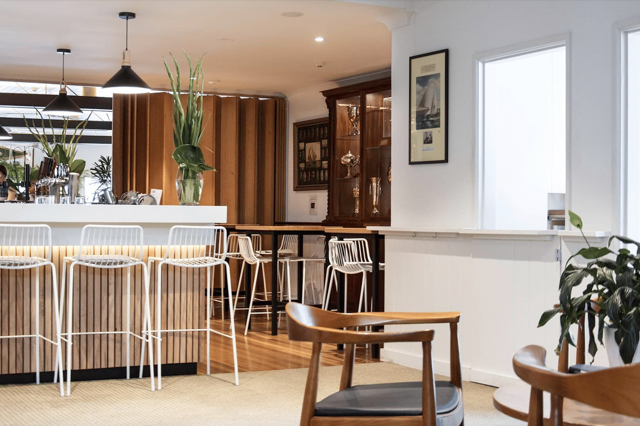 Saloon Bar – Stylish Breakout Space 1