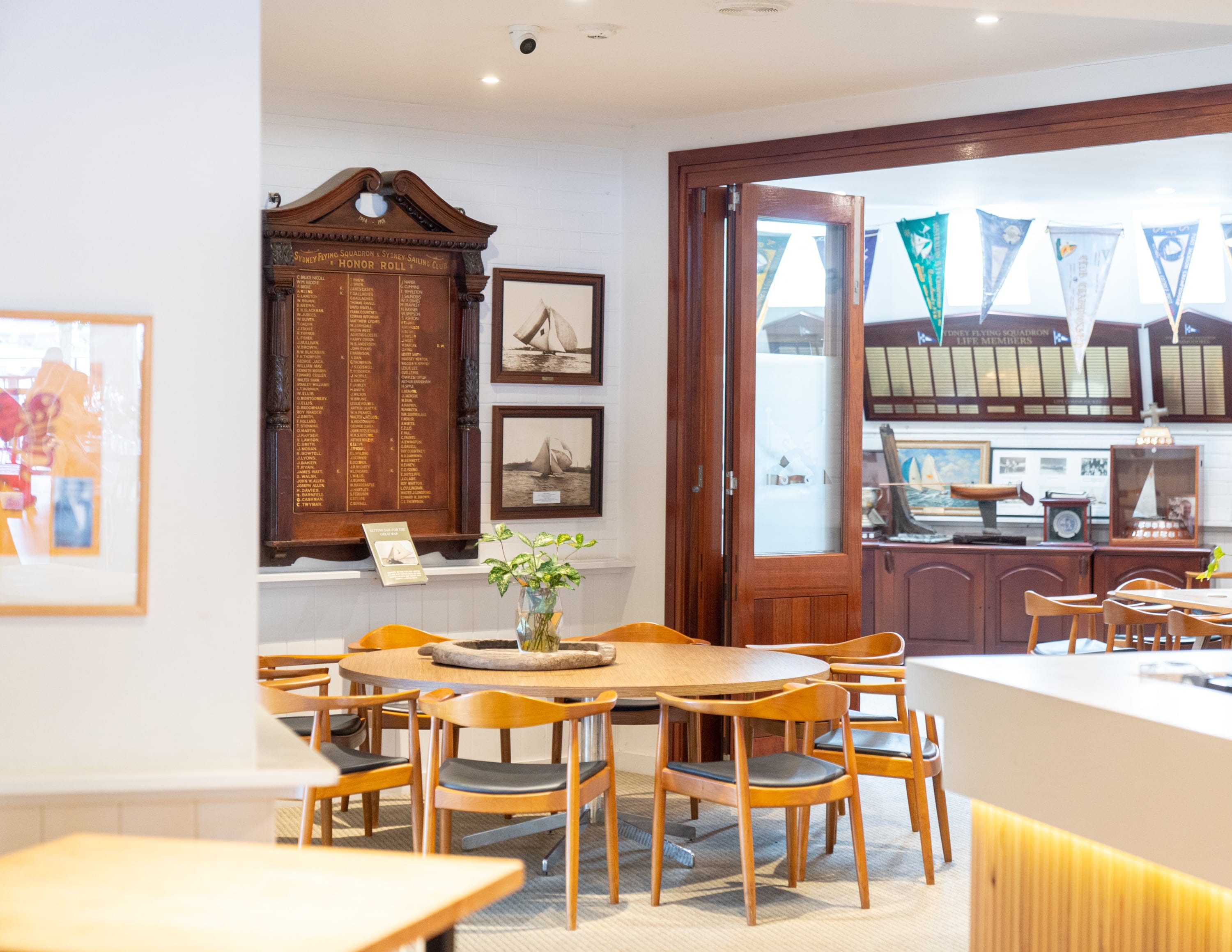 Saloon Bar – Stylish Breakout Space