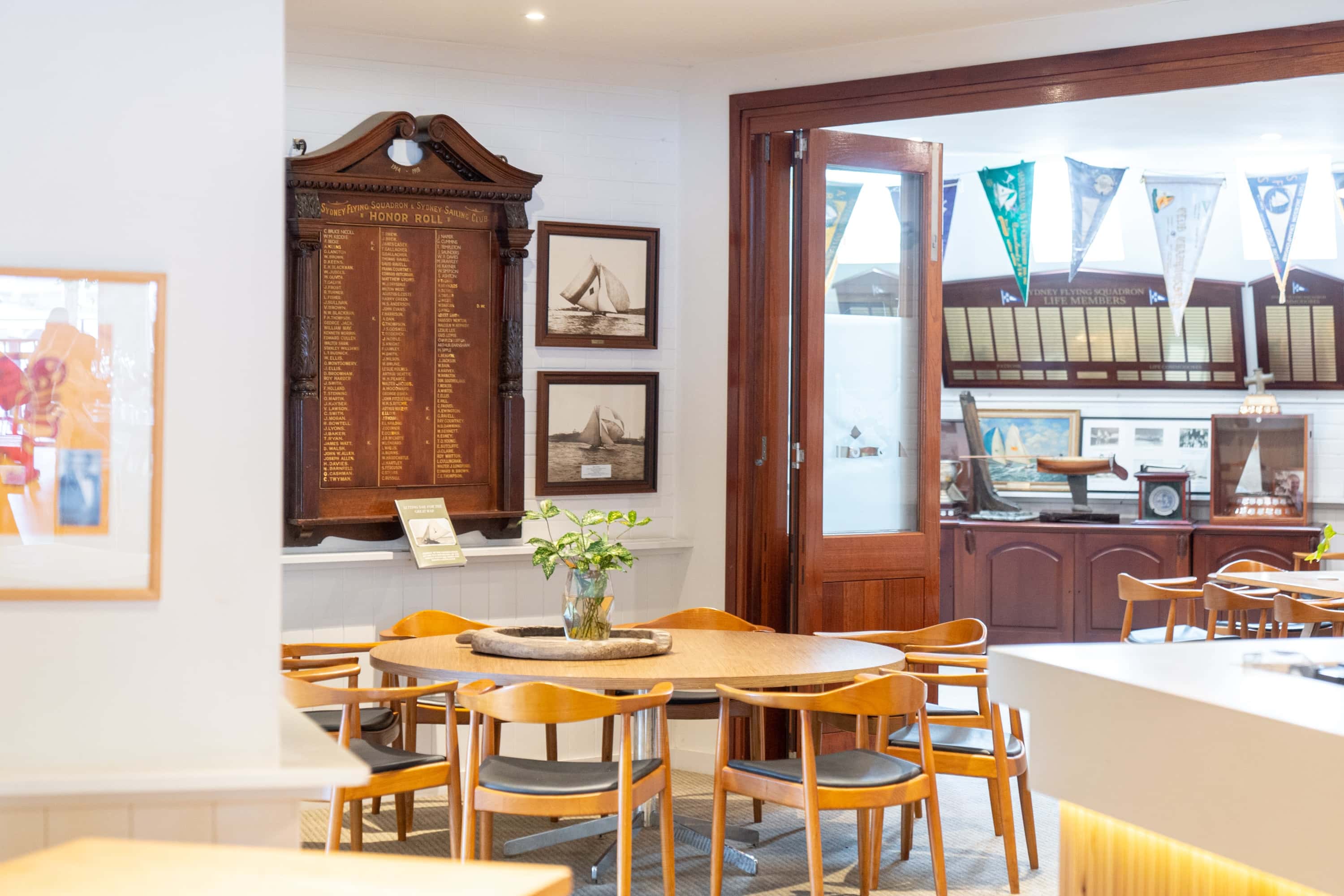 Saloon Bar – Stylish Breakout Space 3D tour