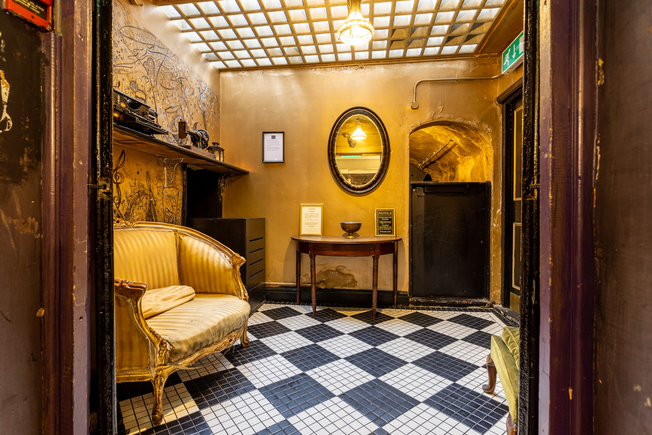 Christmas Hire, Exclusive 3