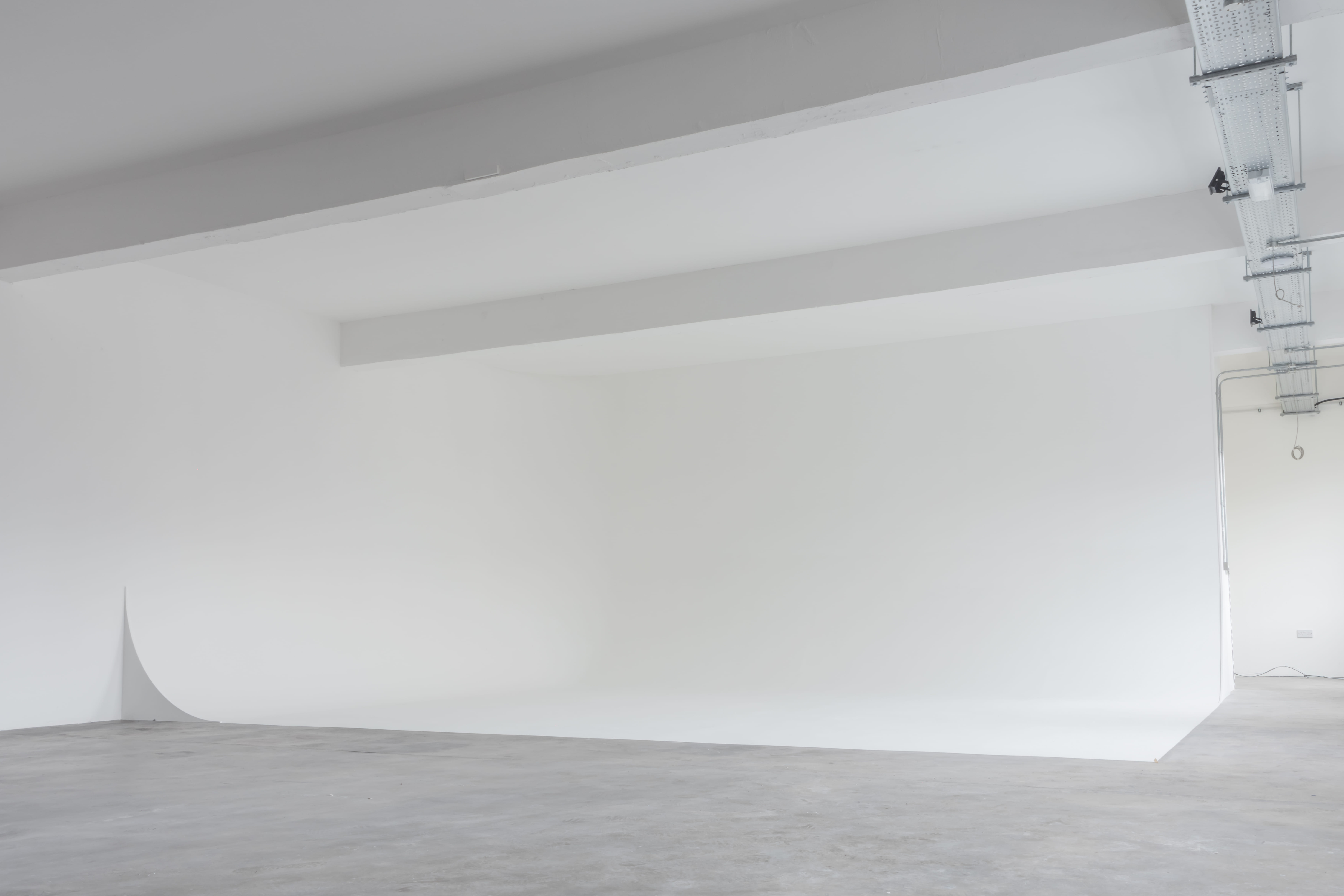 Bright photography studio with infinity wall in Liverpools Baltic area 1