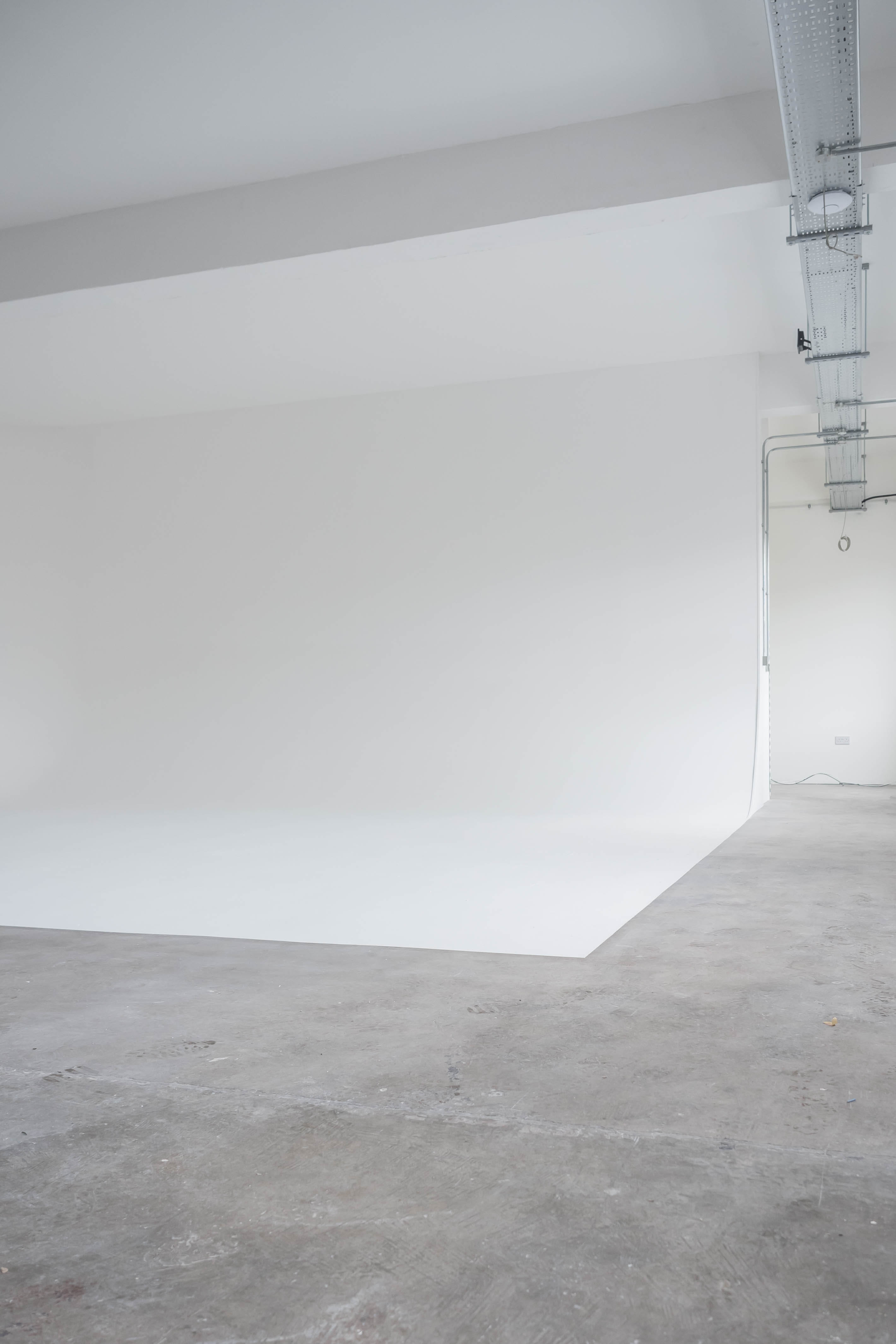 Bright photography studio with infinity wall in Liverpools Baltic area 5