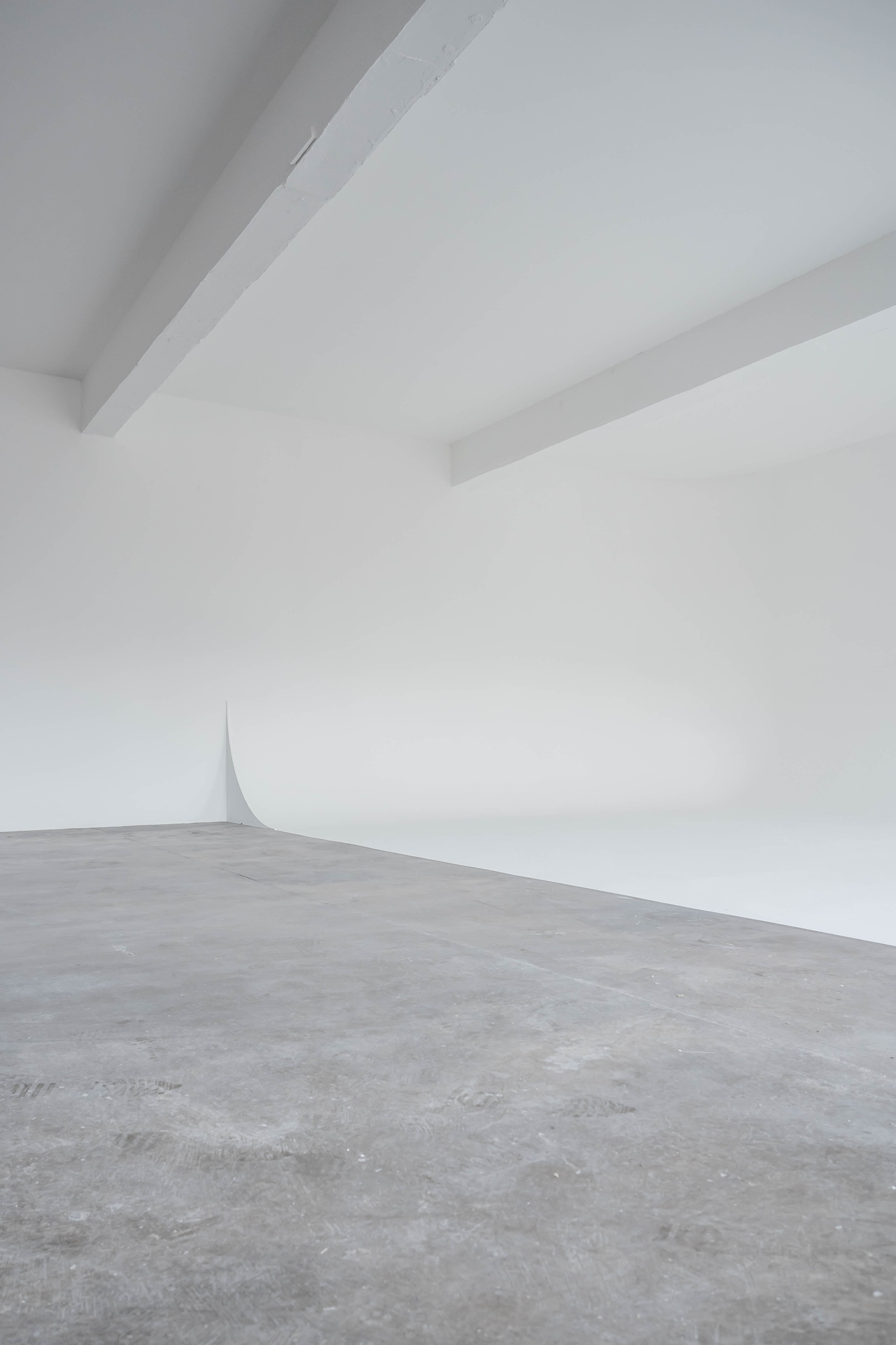 Bright photography studio with infinity wall in Liverpools Baltic area 4