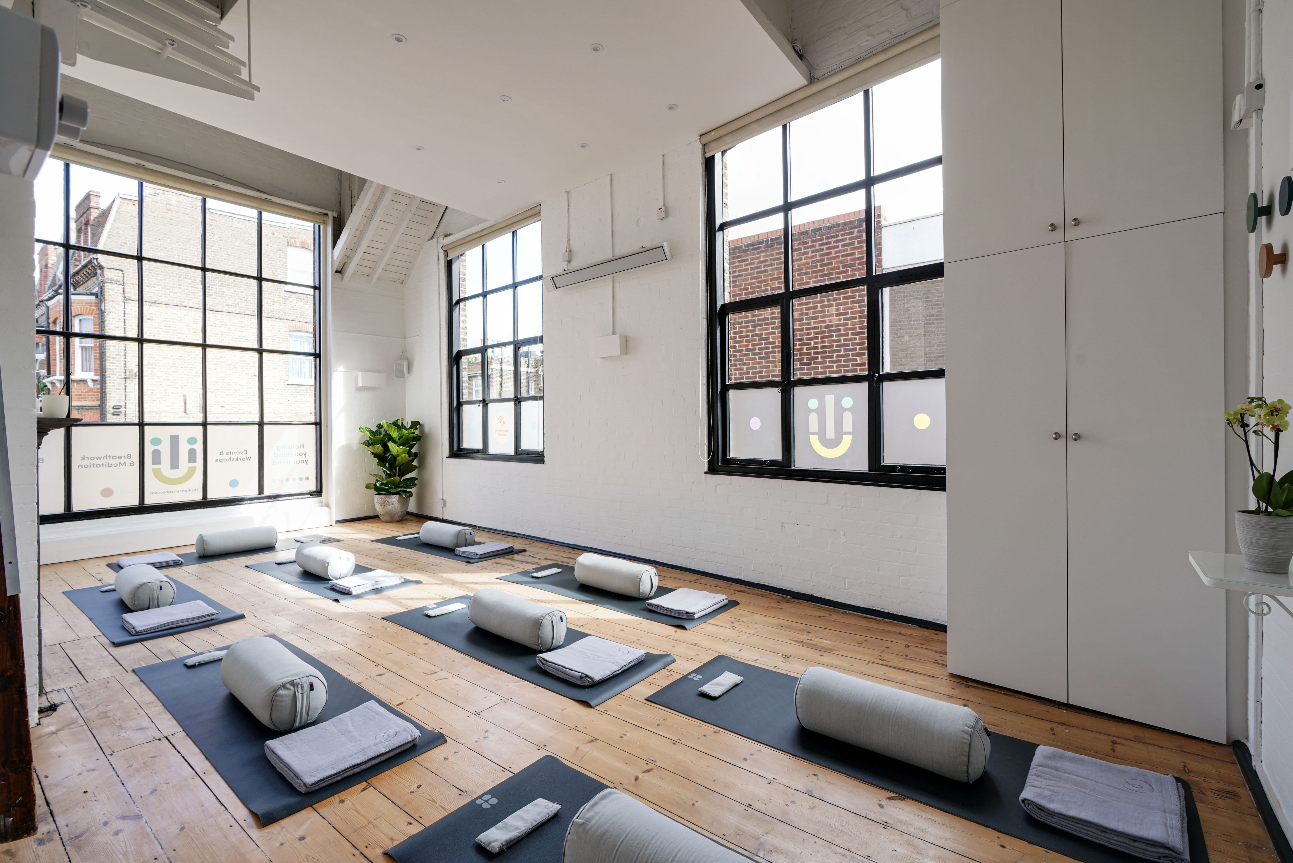 Natural Light-filled Studio in Grade II Listing Building  2